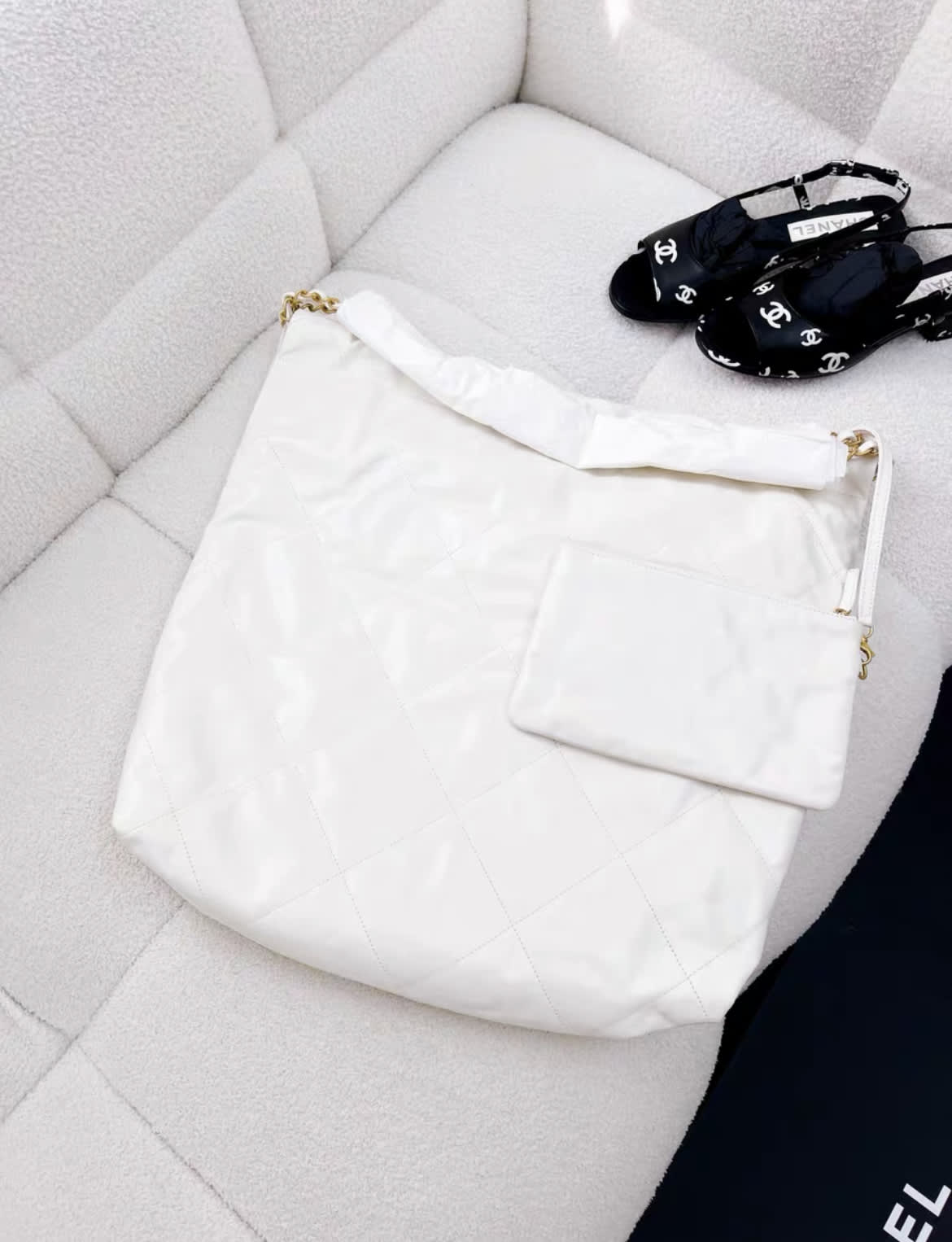 Chanel 22 Handbag Large 22S Calfskin White/Black Logo - Image 5