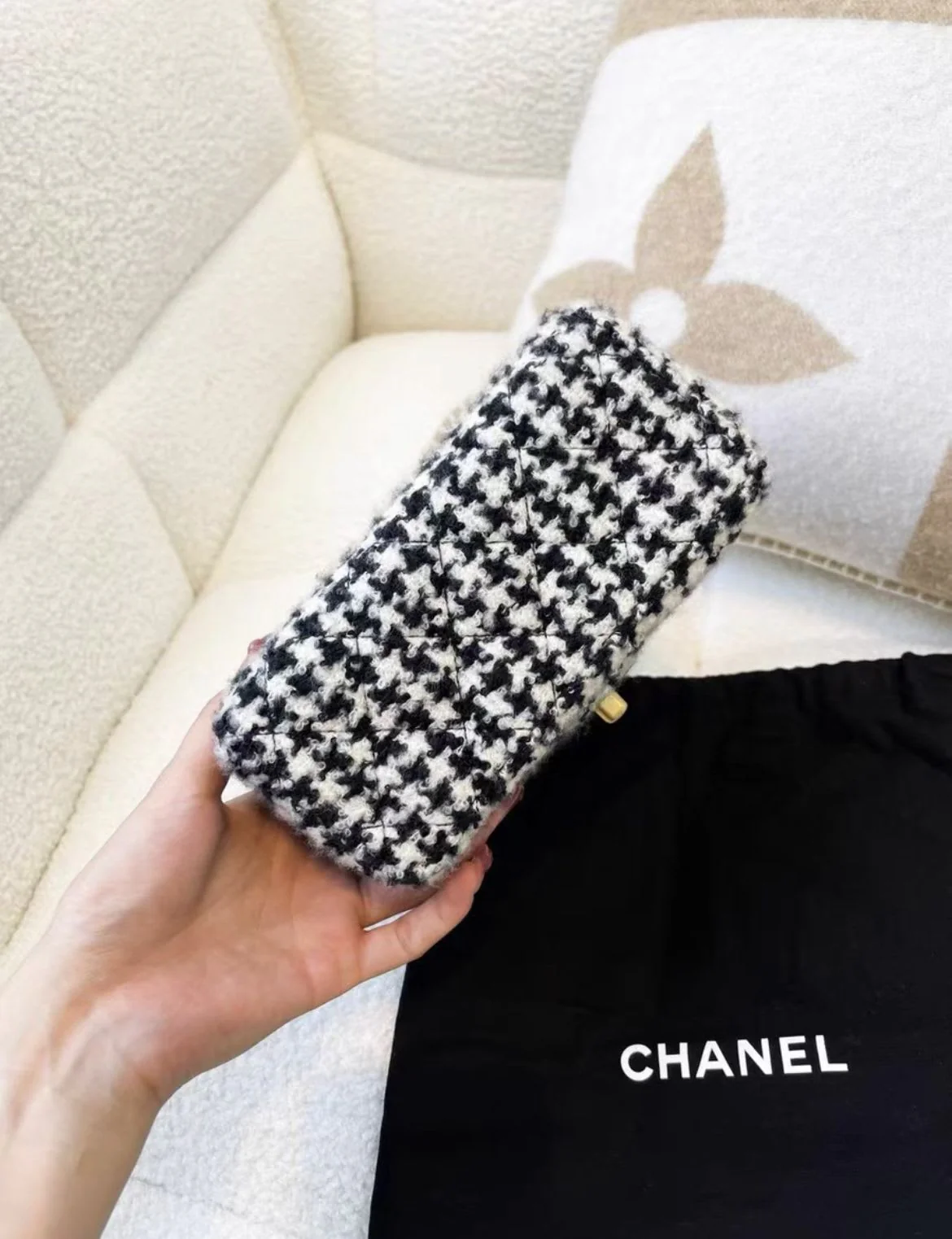Chanel 22 black and white tweed square chain bag - Image 4