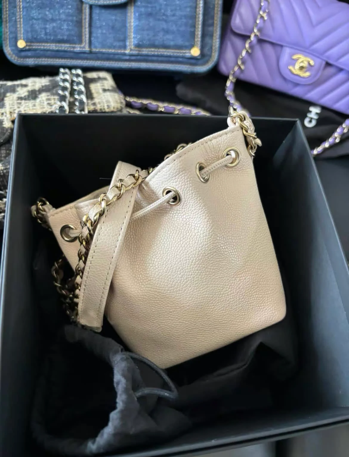CHANEL 22B MINI BUCKET BAG WITH CHAIN - Image 2