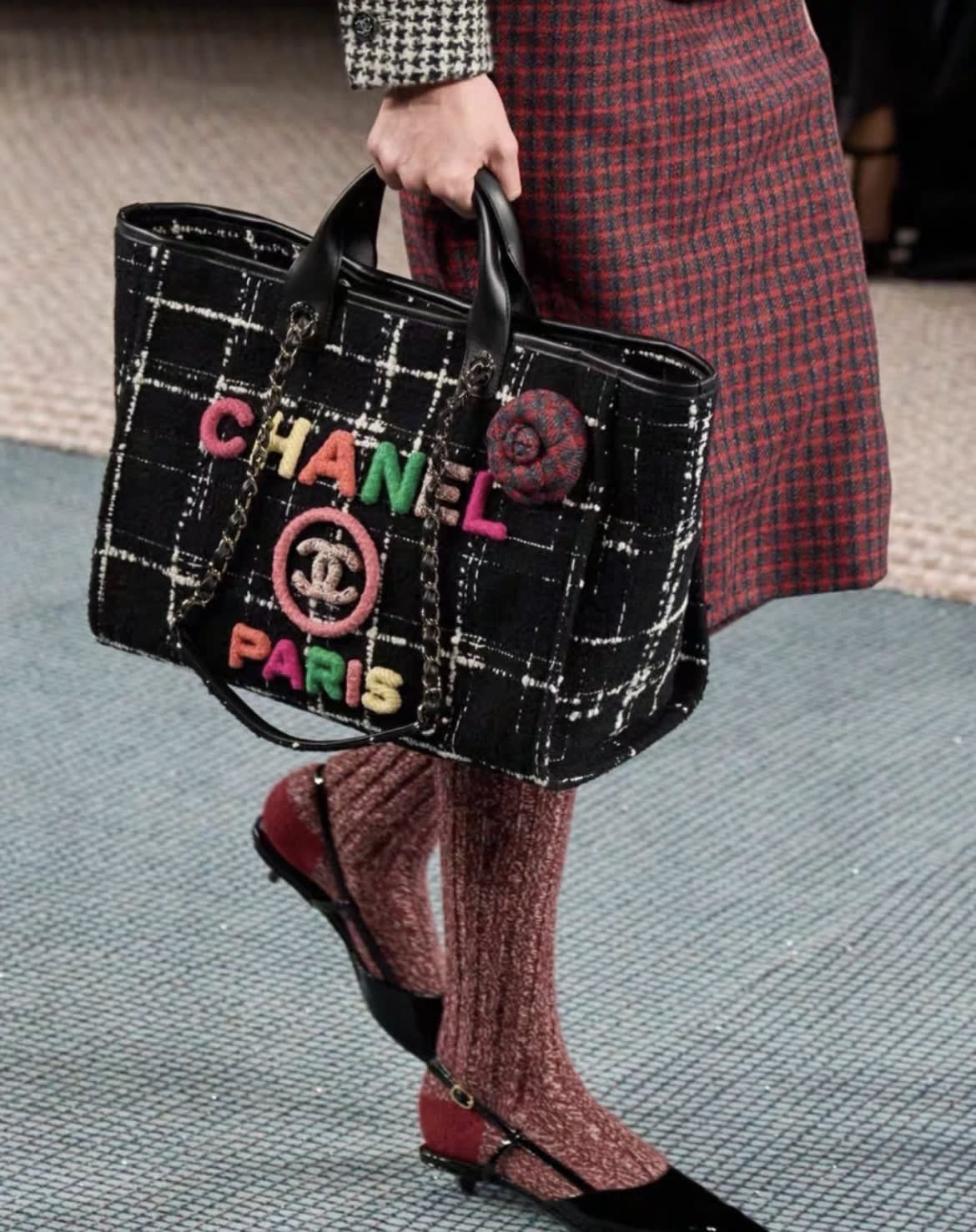 Chanel 22AW black and white plaid with colorful letters woolen beach bag - Image 3