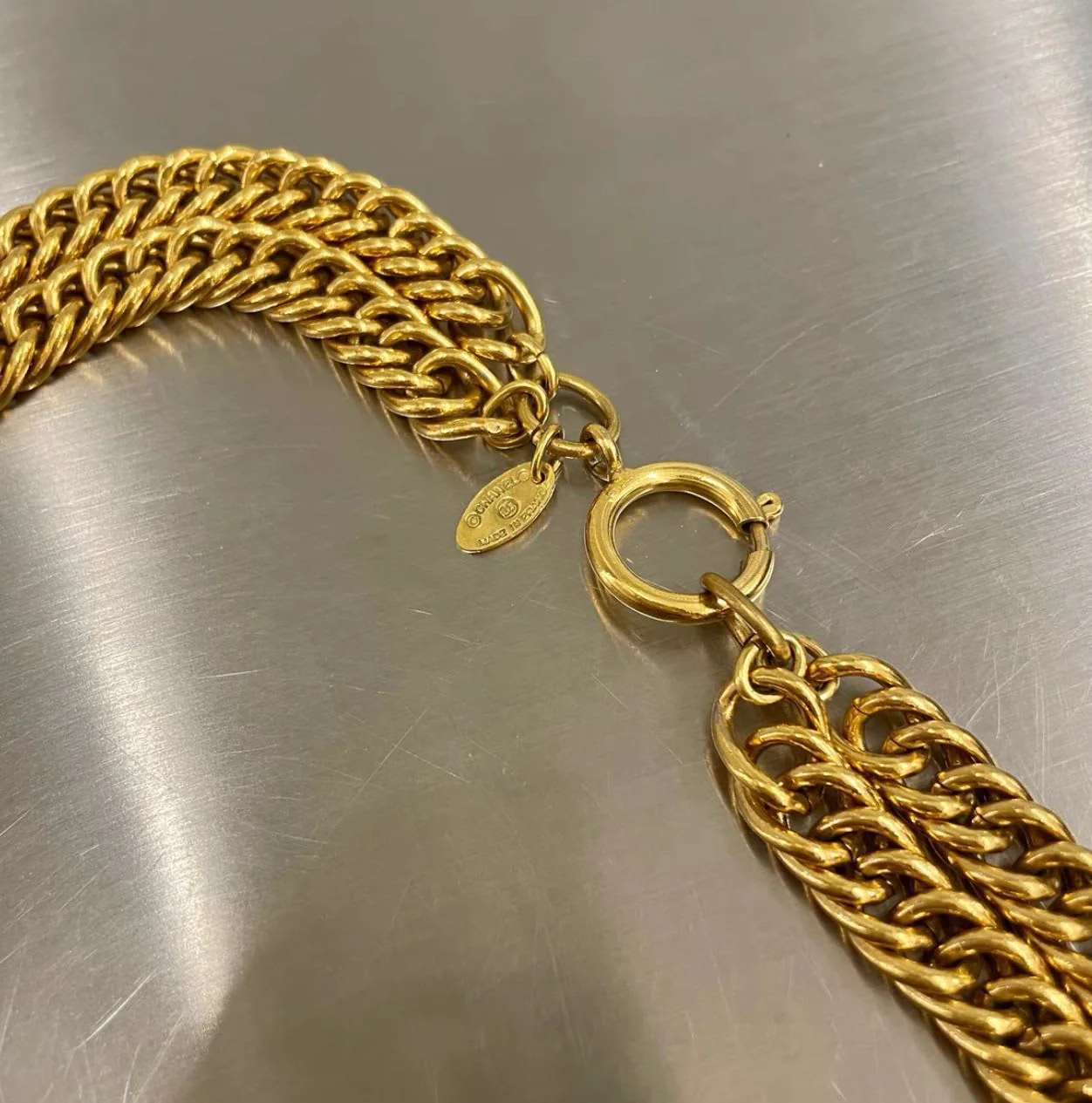 CHANEL 1971-1980 cut-out logo short necklace - Image 3