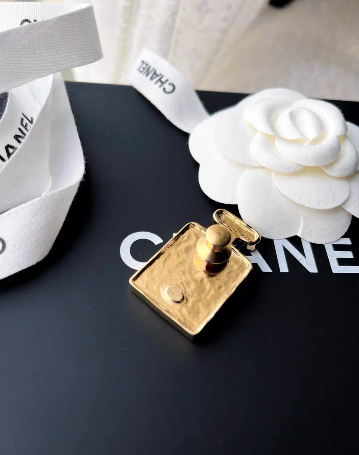 Chanel 23S Gold Leather Diamond Perfume Bottle Brooch - Image 3