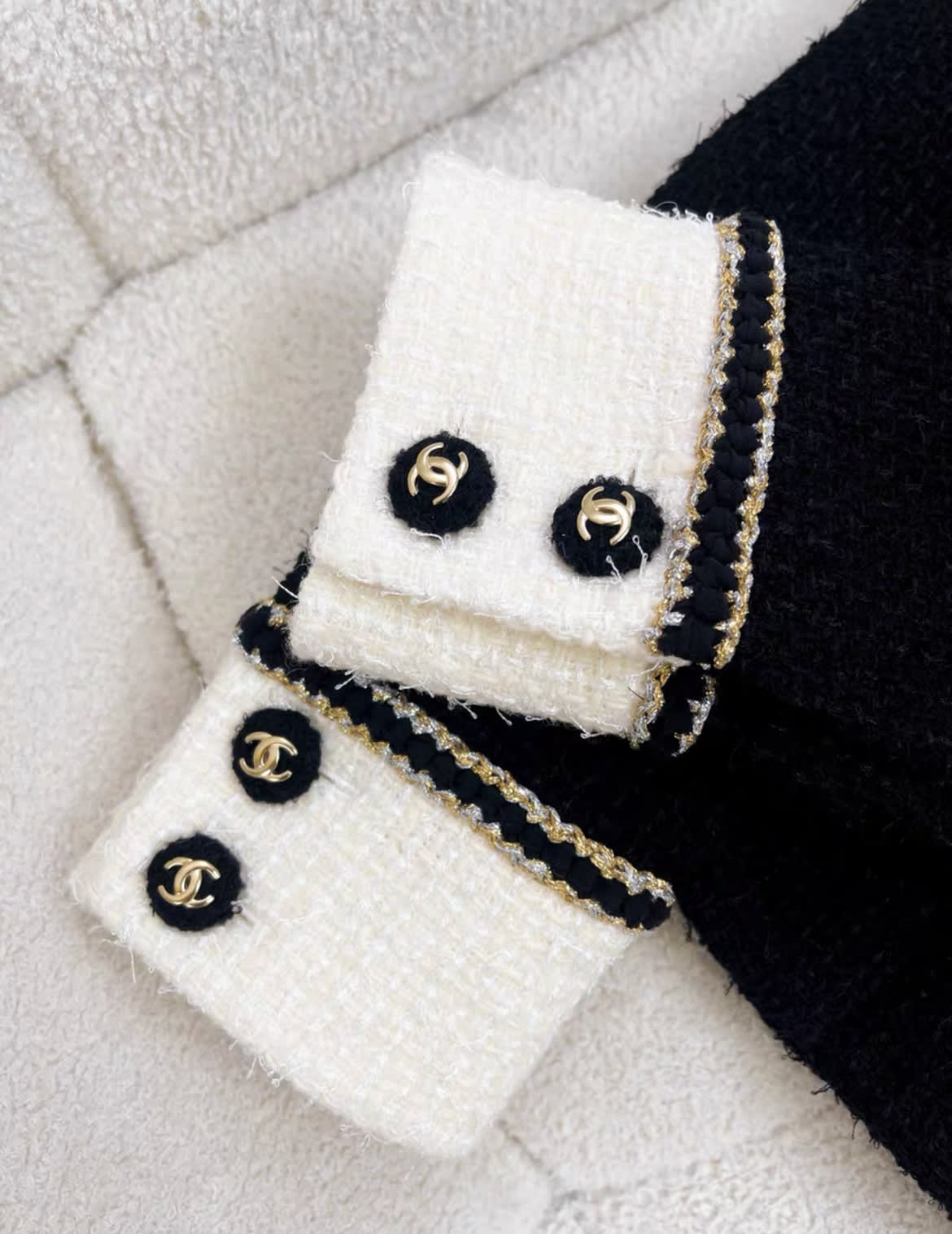 CHANEL 20A METIER D'ART BLACK ECRU TWEED JACKET - Image 3