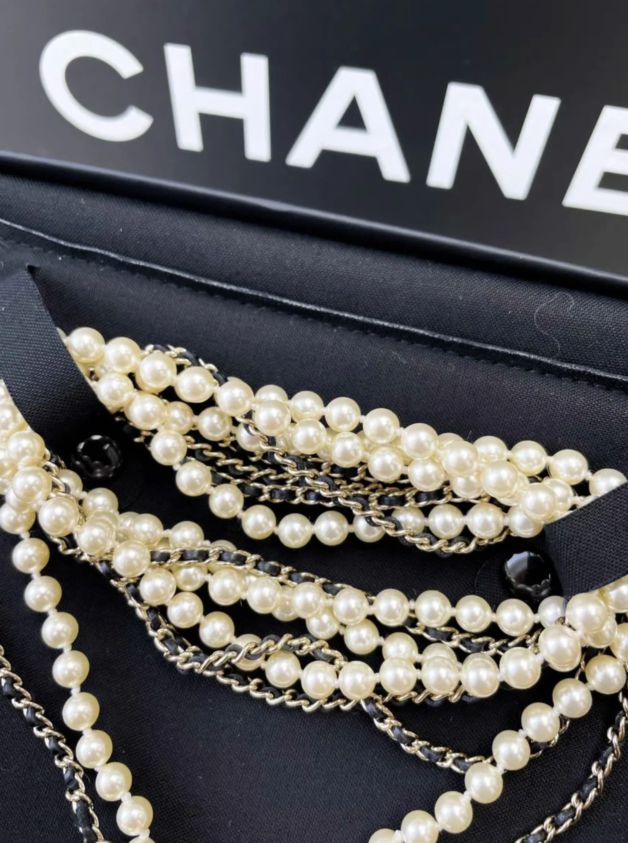 CHANEL 21S RUNWAY MICRO BAG & PEARLS LONG NECKLACE - Image 2