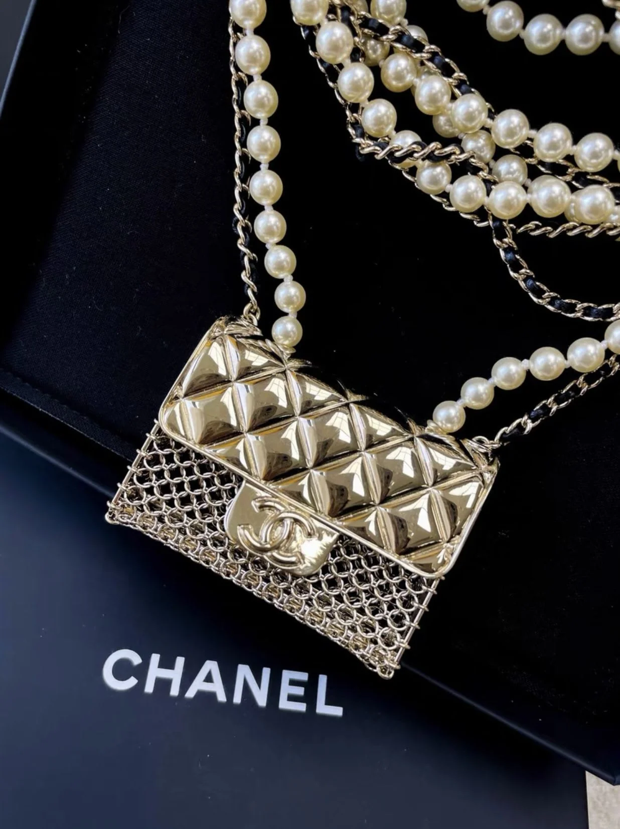 CHANEL 21S RUNWAY MICRO BAG & PEARLS LONG NECKLACE - Image 3