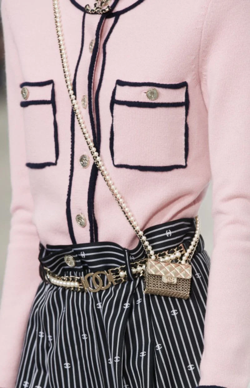 CHANEL 21S RUNWAY MICRO BAG & PEARLS LONG NECKLACE - Image 4
