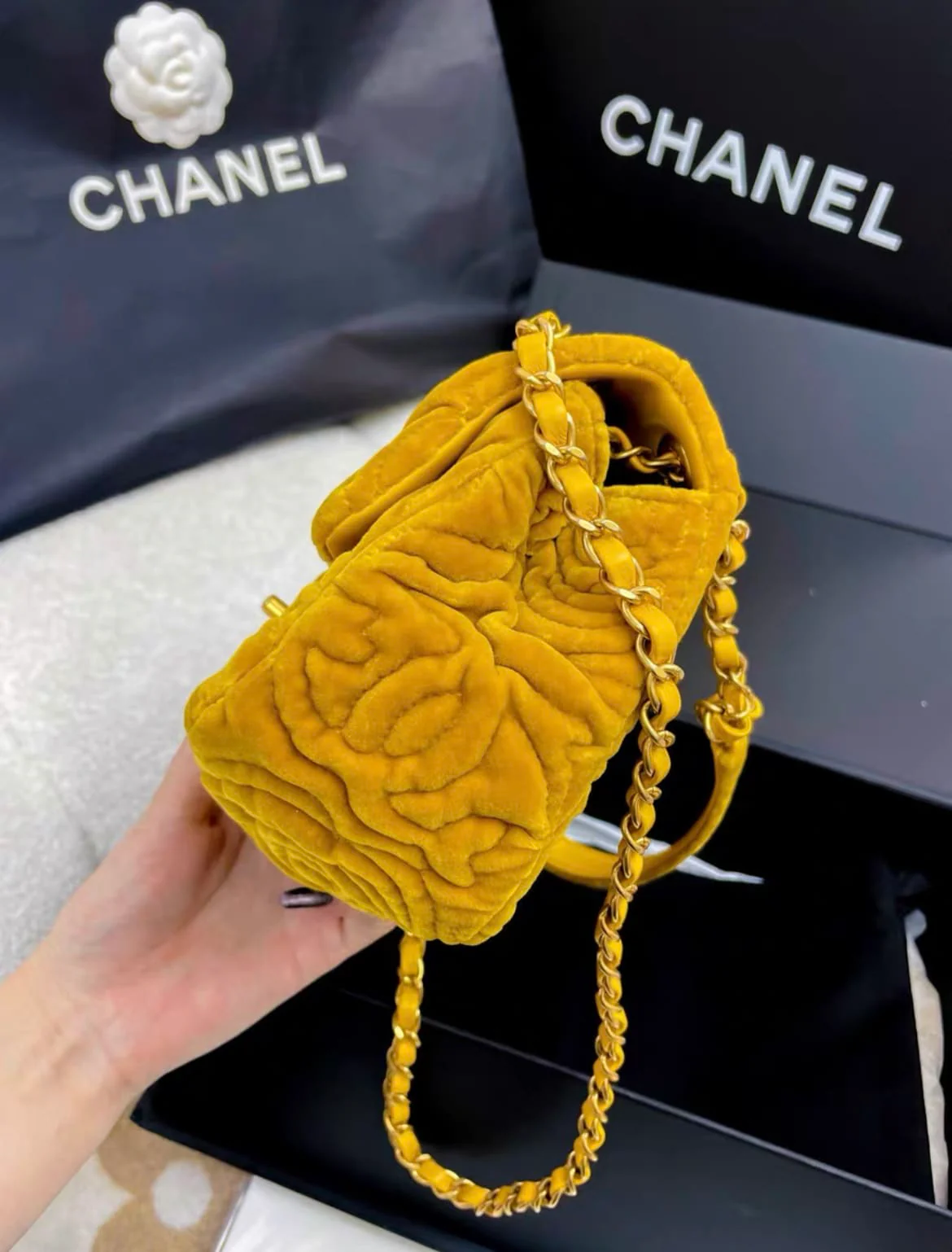 Chanel 21A Velvet Camellia Square Bag - Image 4