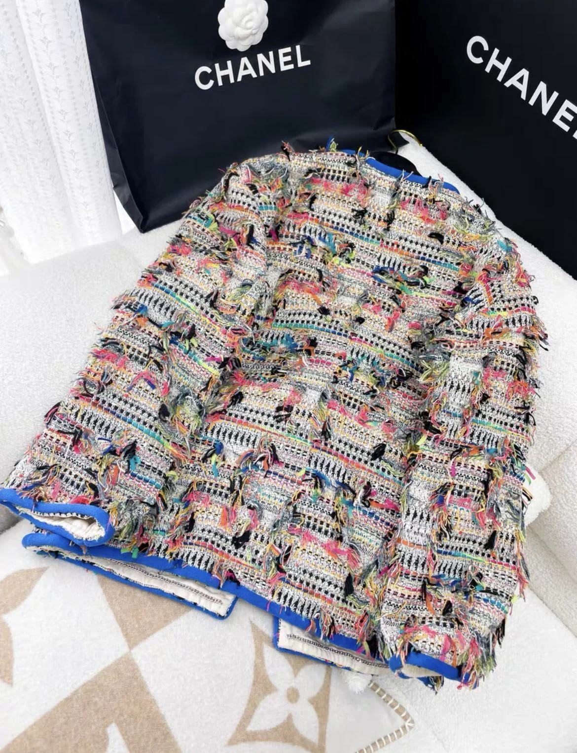 Chanel colourful furry blue piping jacket - Image 4