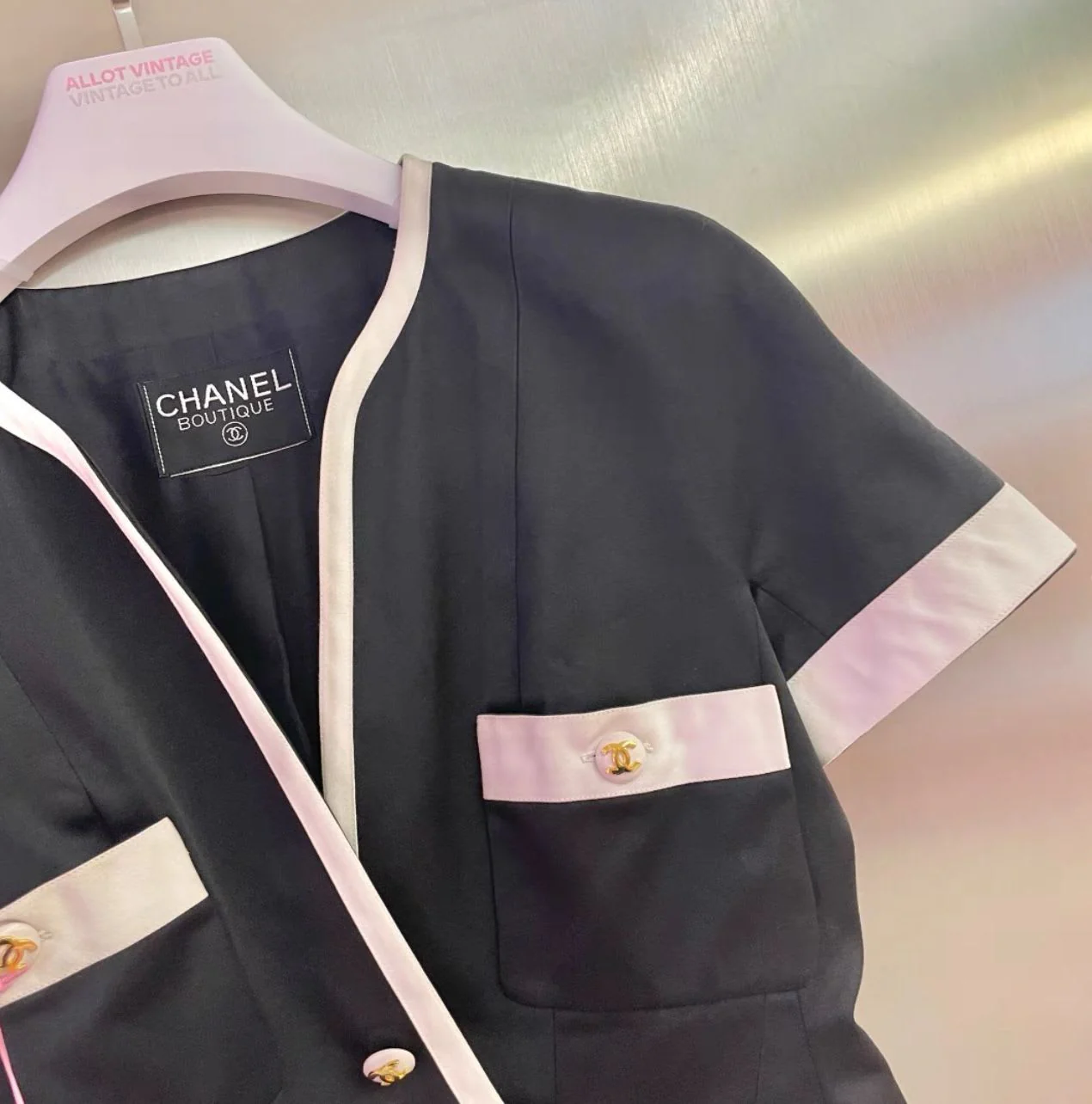 Vintage Chanel black short-sleeved jacket - Image 2