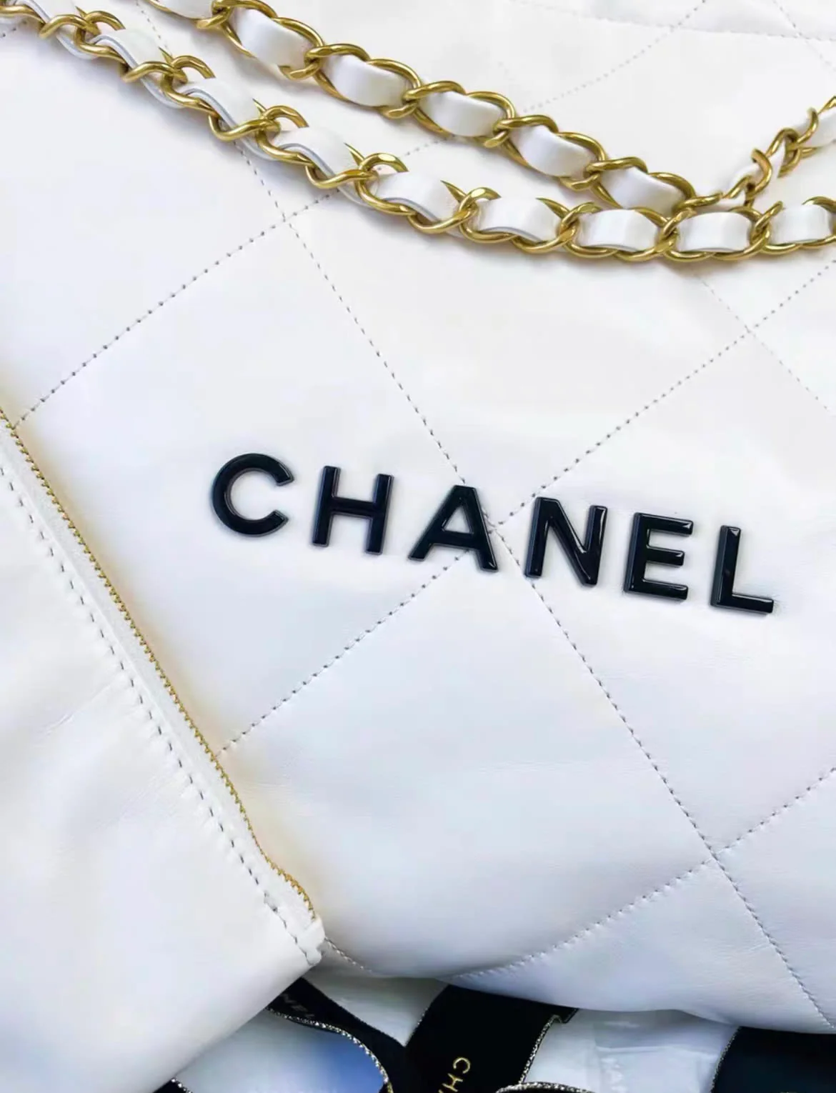Chanel 22 Handbag Medium 22S Calfskin White/Black Logo - Image 3