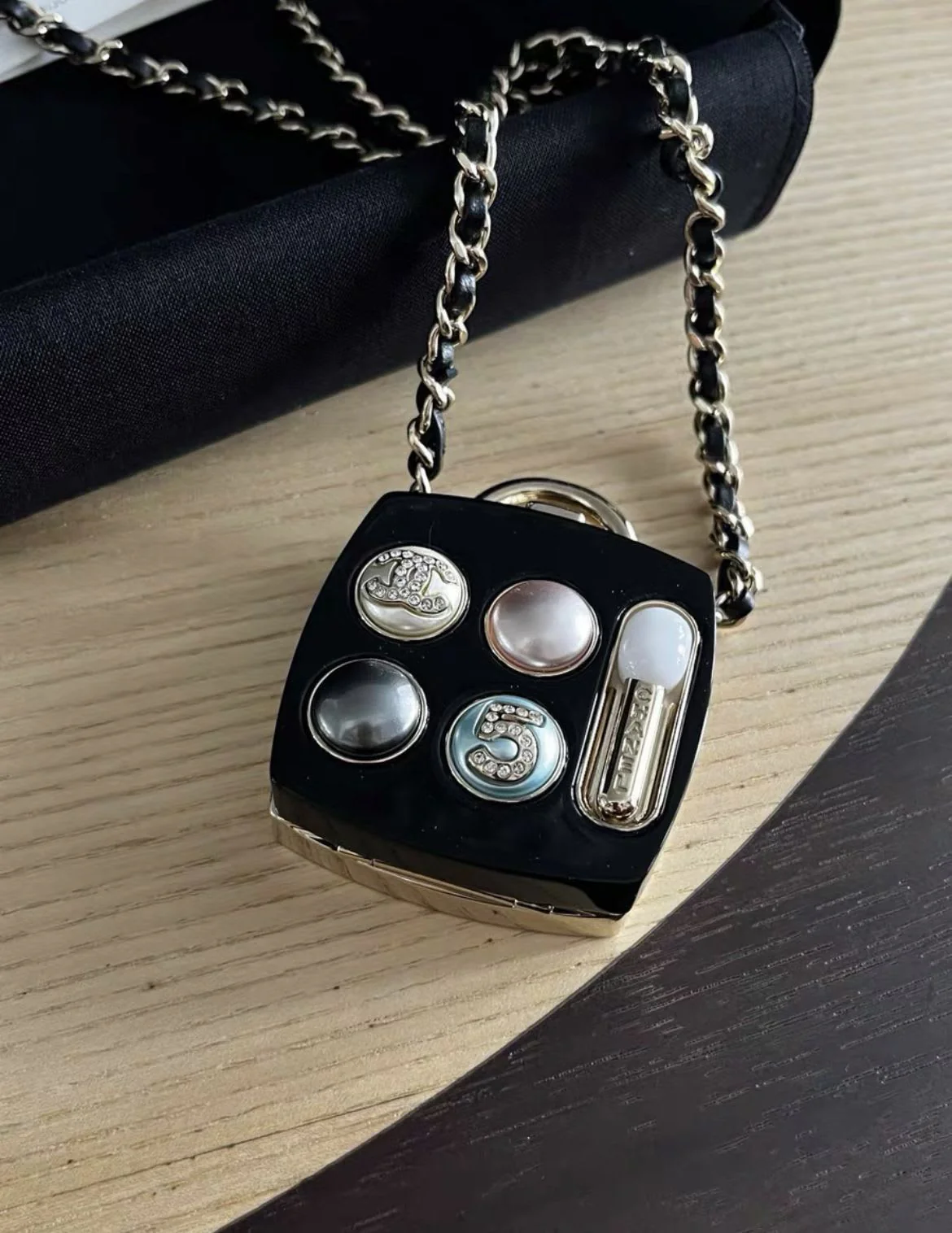 Chanel 23s eye shadow palette small box - Image 2