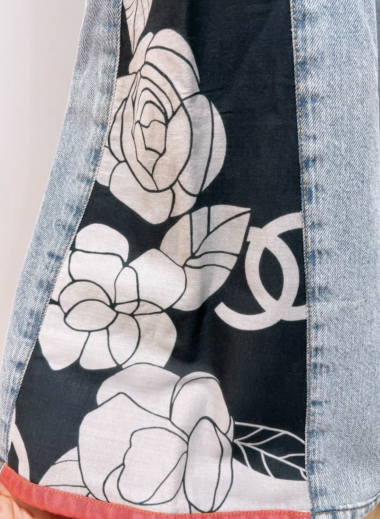 Chanel 21 catwalk camellia jeans - Image 2
