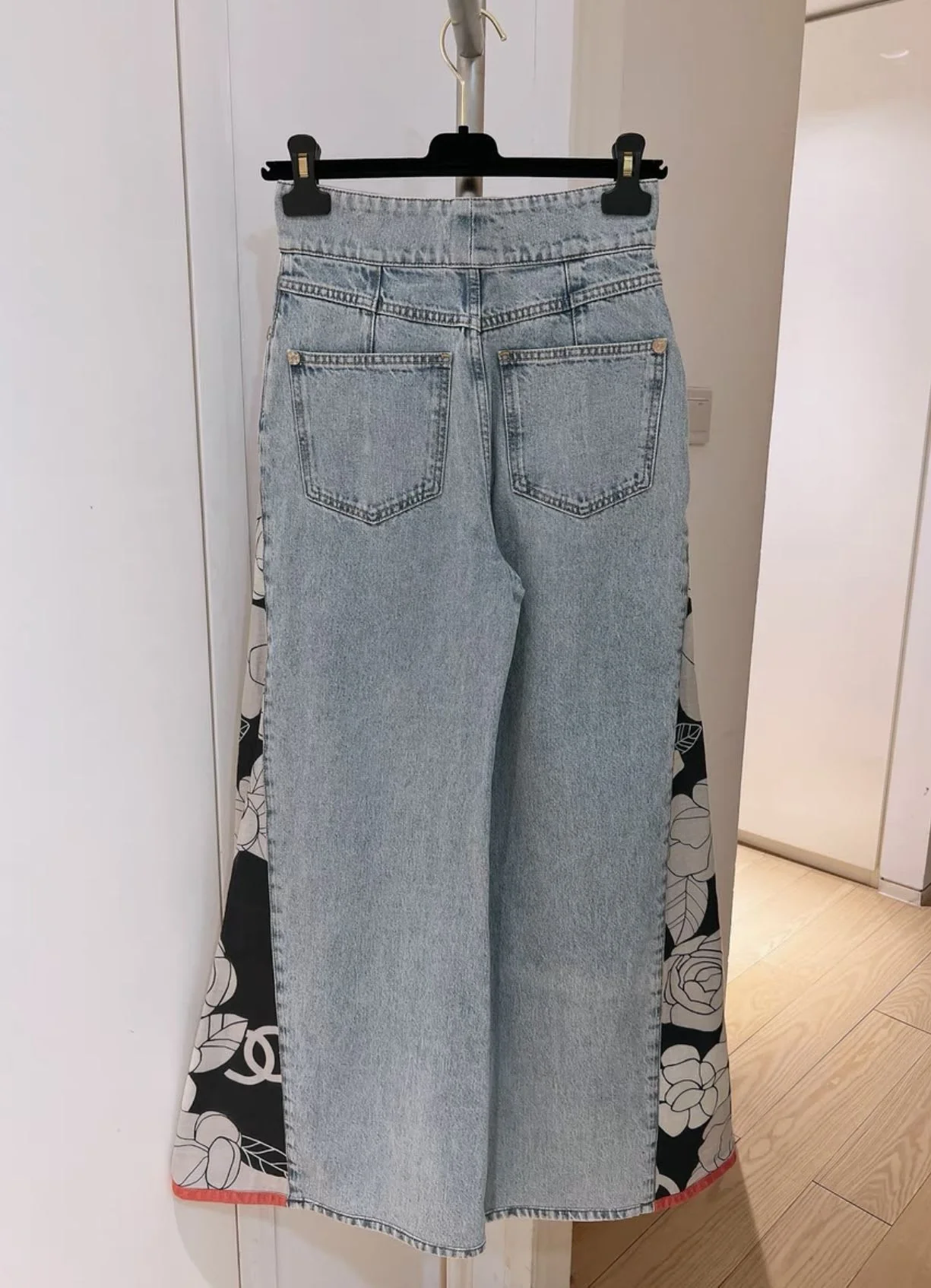 Chanel 21 catwalk camellia jeans - Image 4