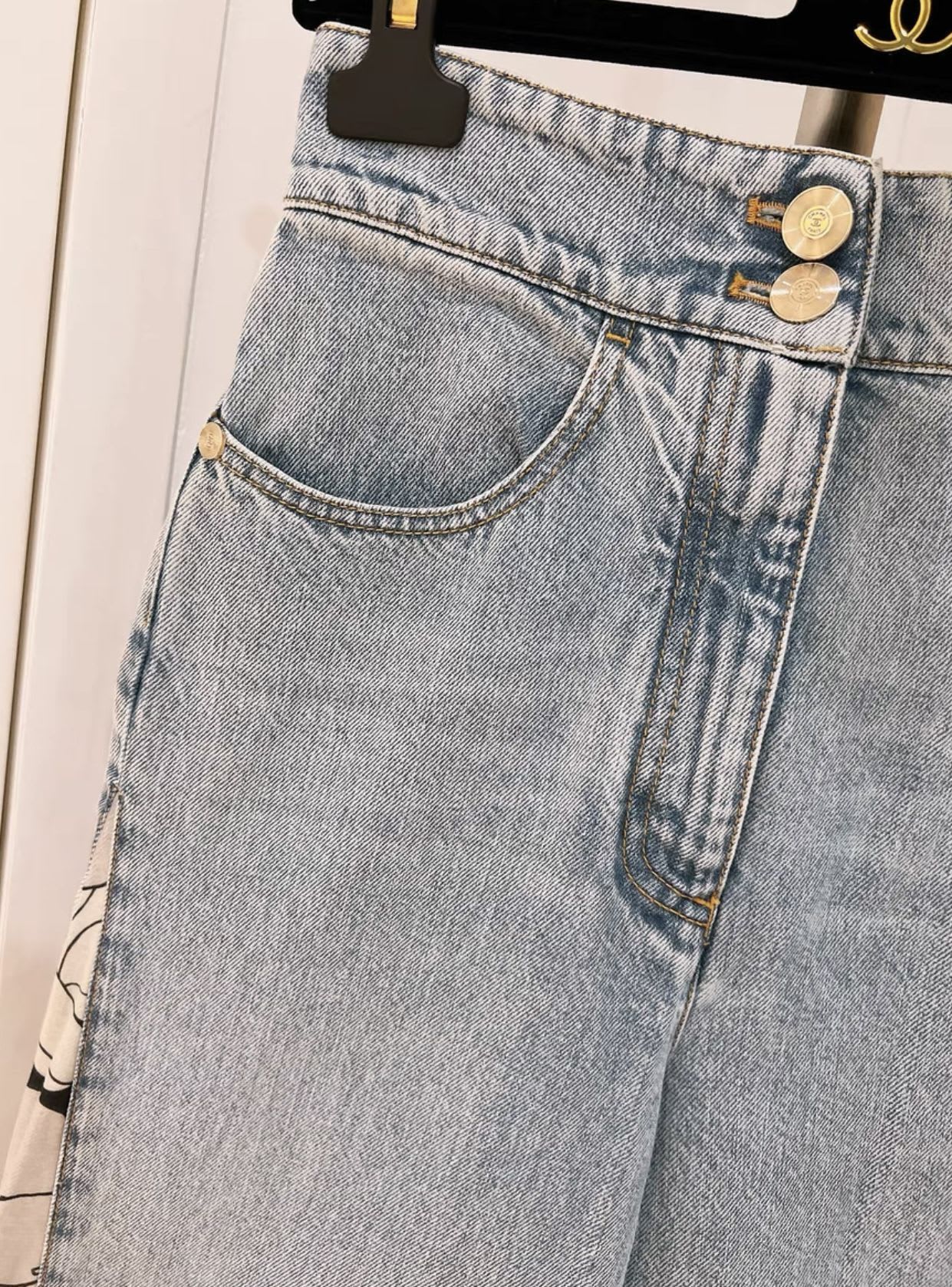 Chanel 21 catwalk camellia jeans - Image 5