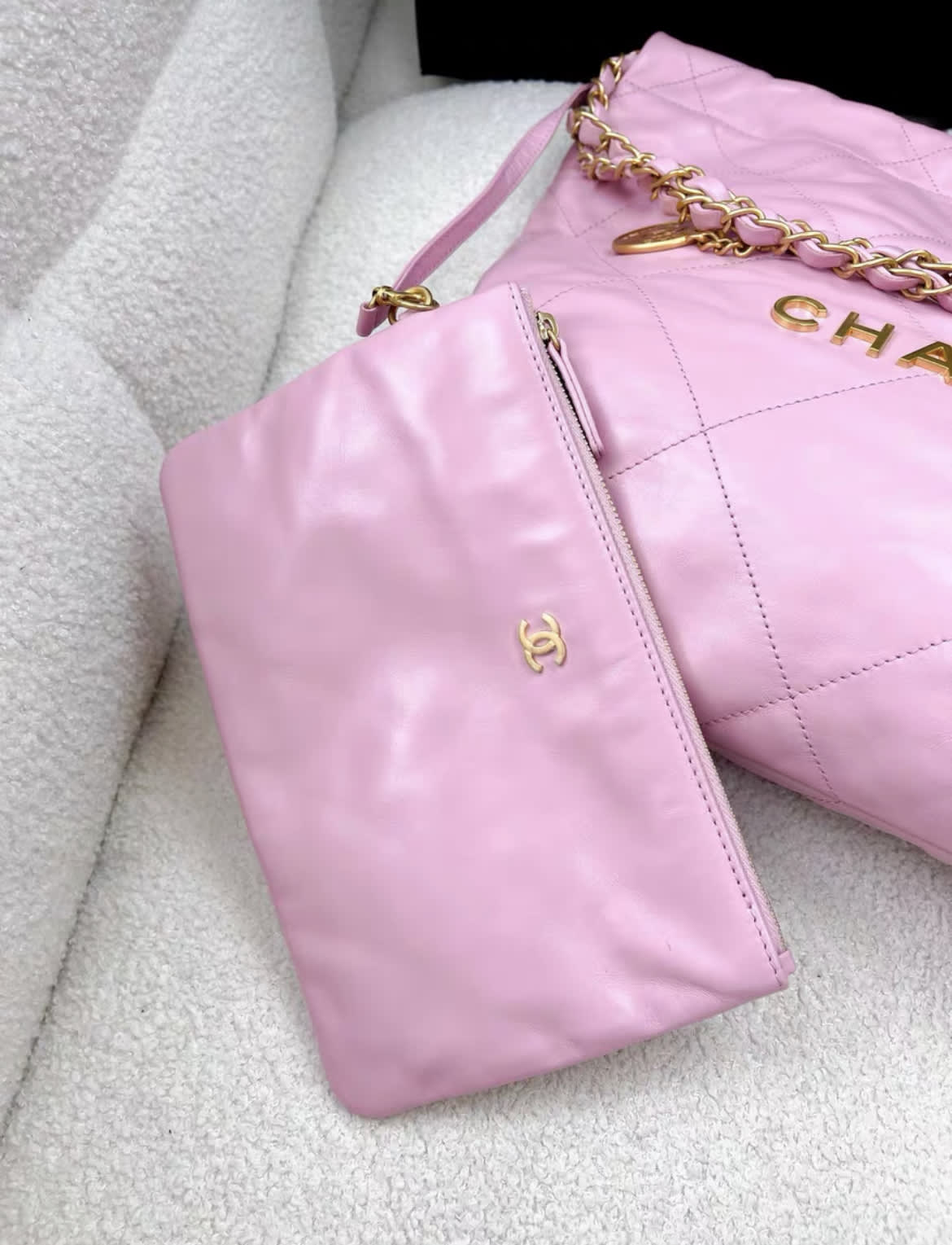 Chanel 22bag pink leather gold hardware - Image 2