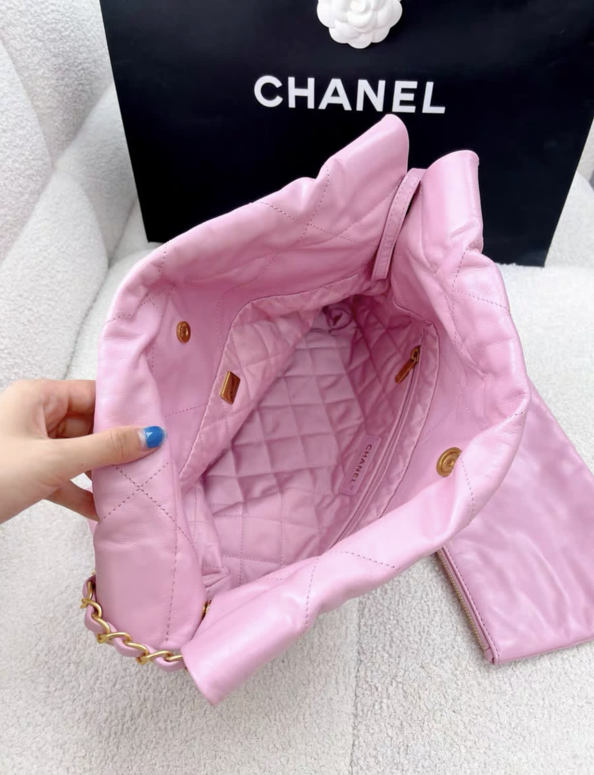 Chanel 22bag pink leather gold hardware - Image 4