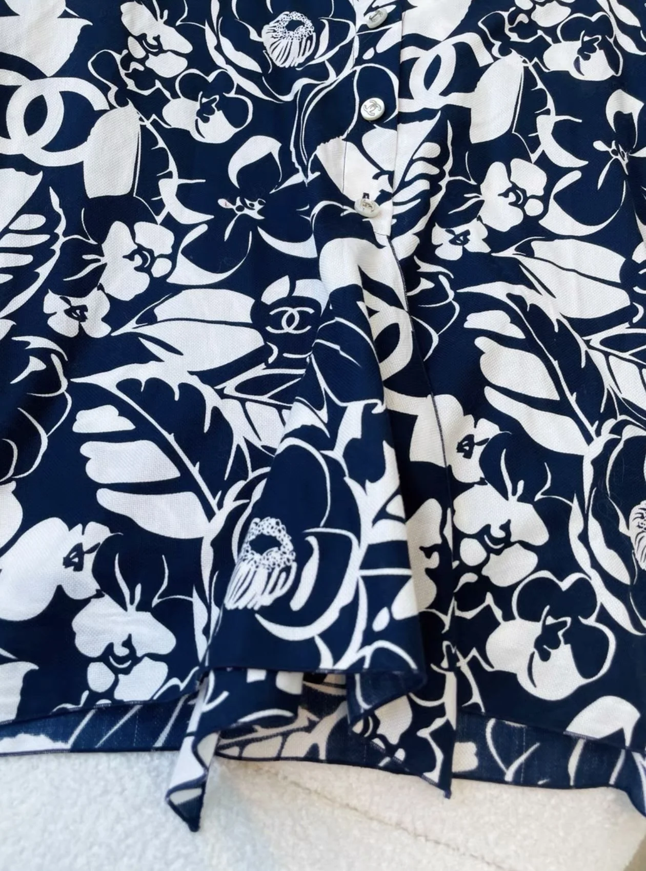 Chanel coco limited blue and white camellia shirt - Image 4