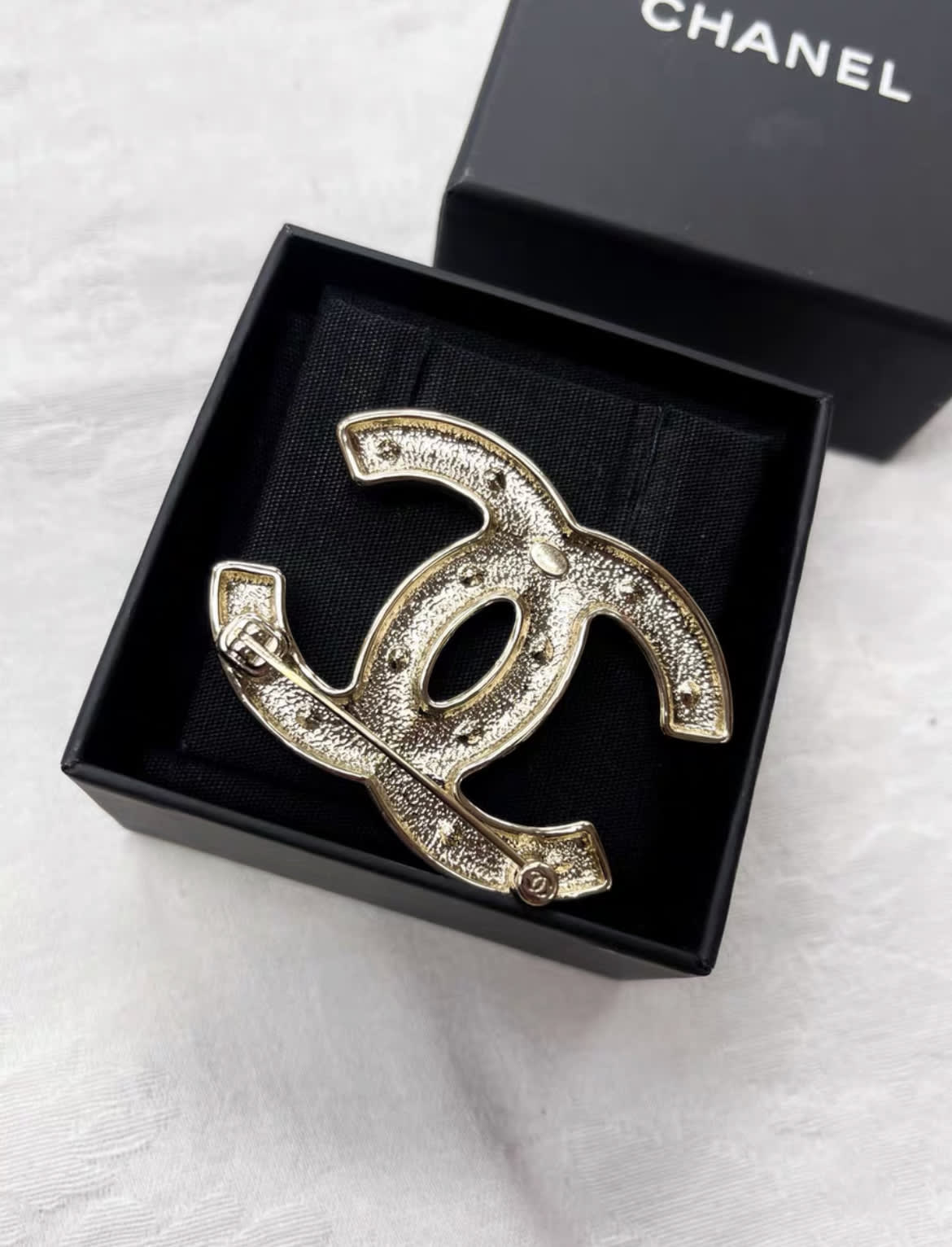 Chanel 22B Pink Heart Diamond Pearl Gold Double C Brooch - Image 2