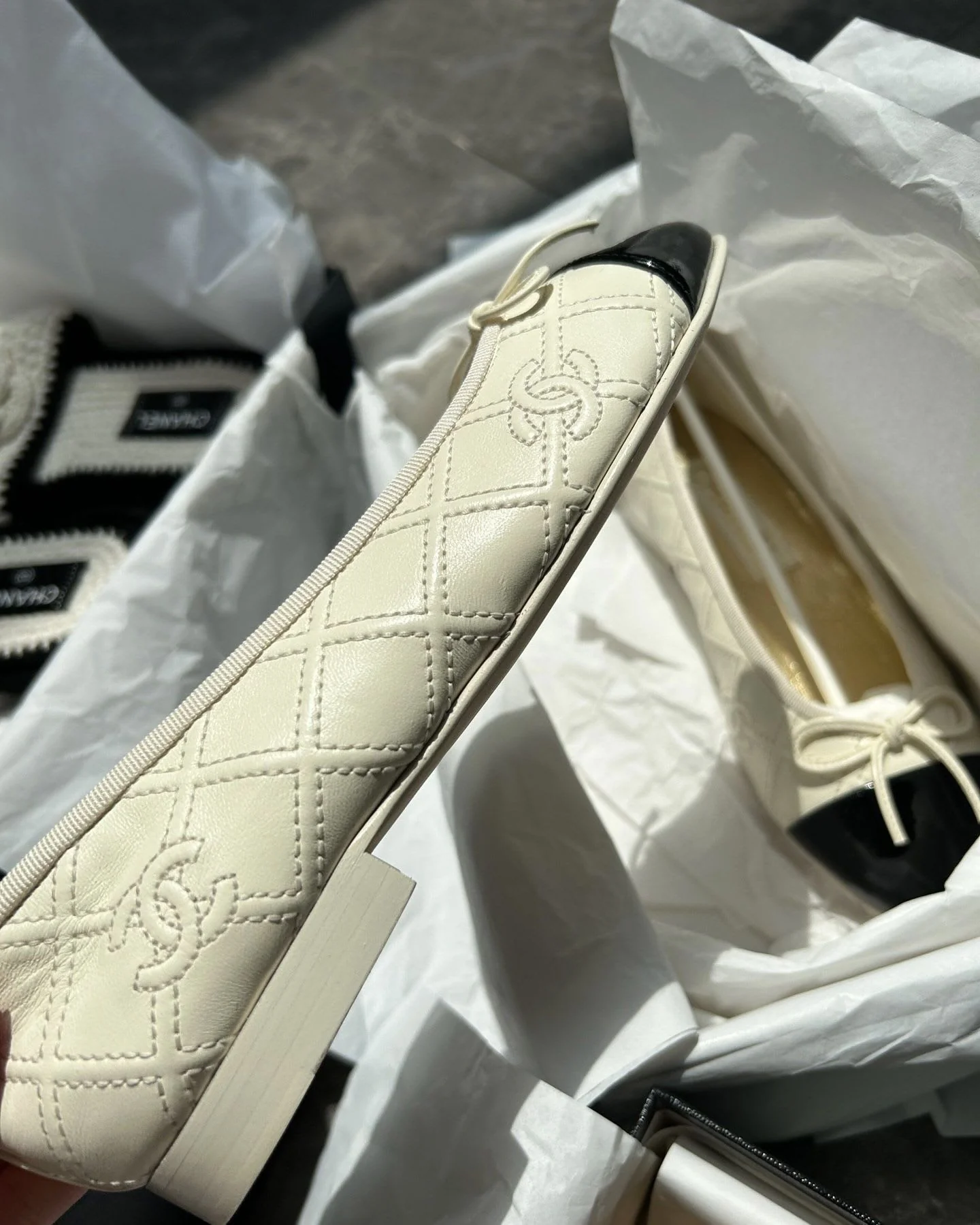 Chanel 23ss dark grain white ballerina - Image 2