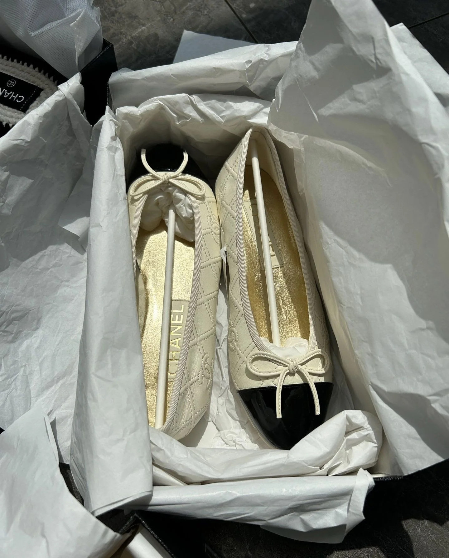 Chanel 23ss dark grain white ballerina - Image 5