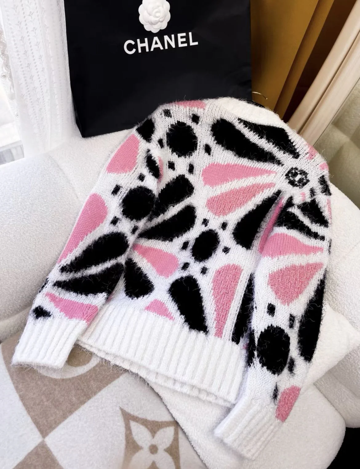 Chanel 23AW pink and black sweater - Image 2