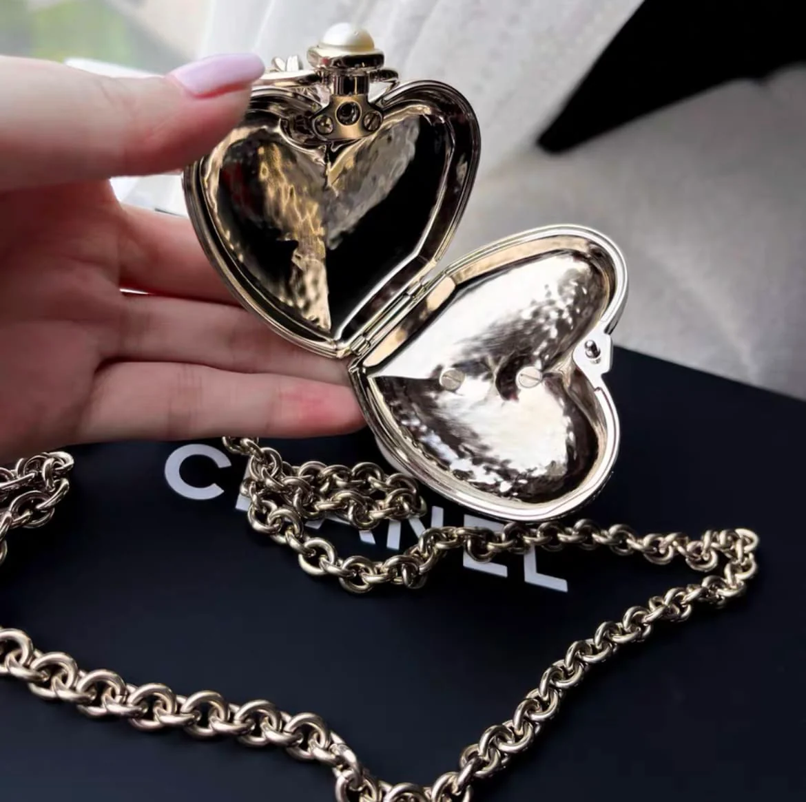 Chanel 22C gold large heart necklace - Image 4