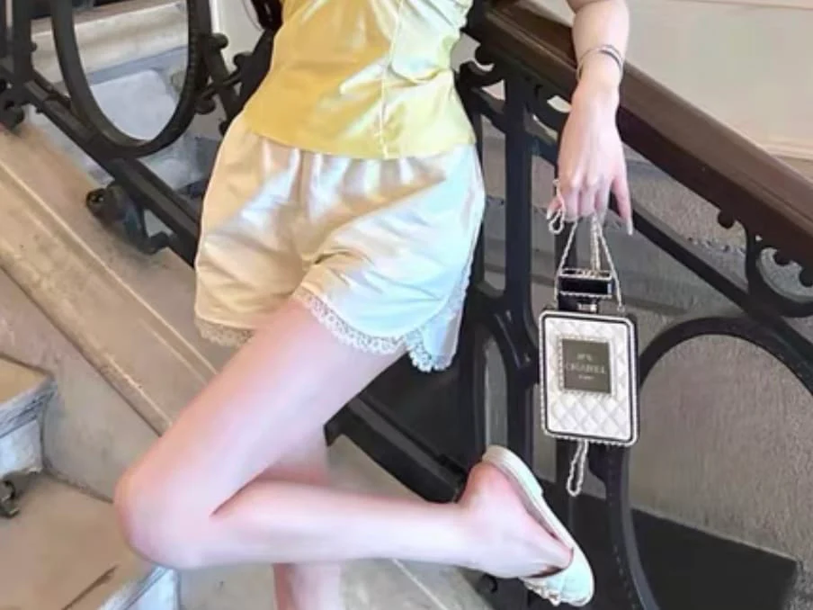 Chanel 23ss White Lace Shorts, fr38 - Image 2