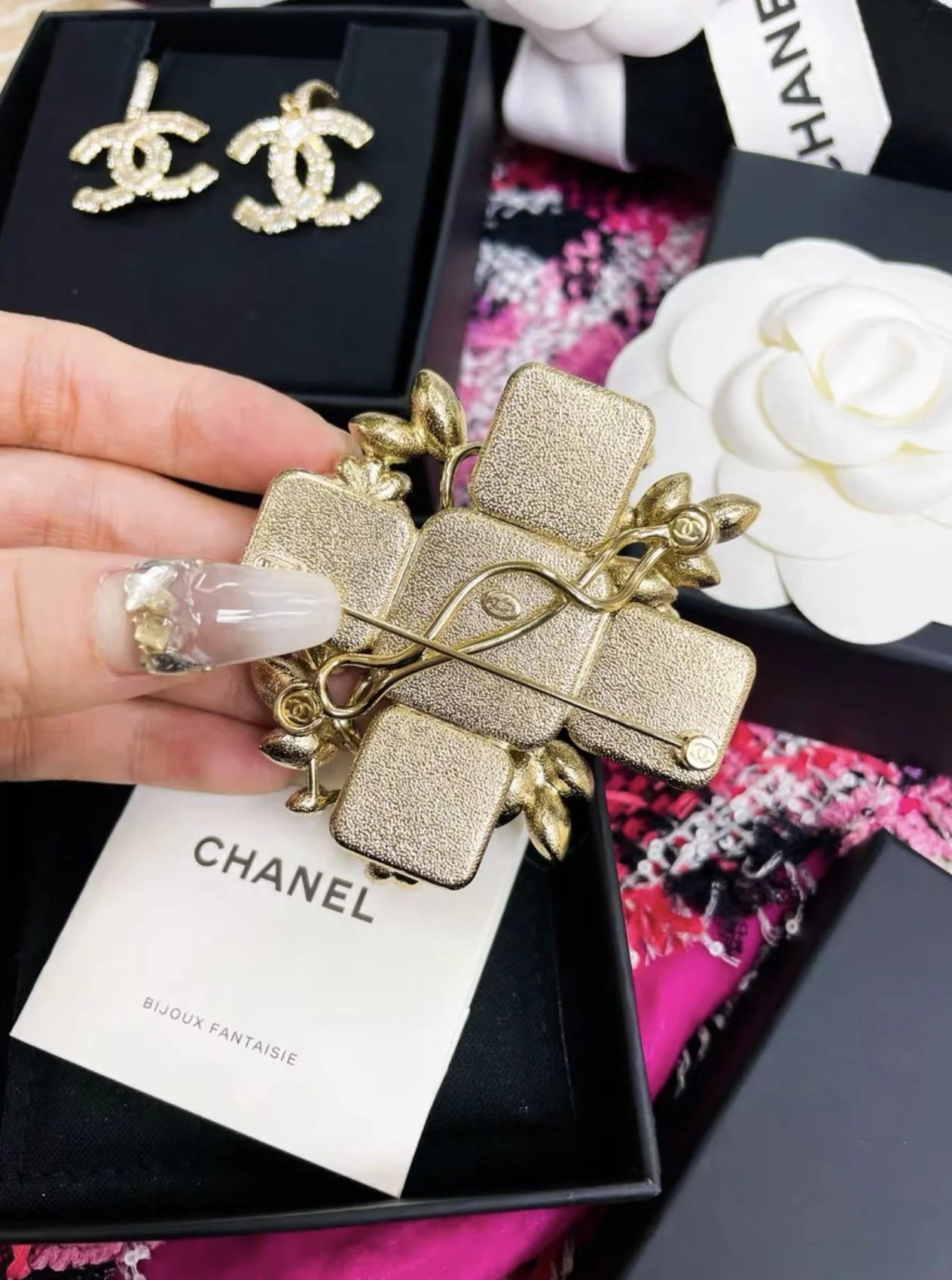 Chanel 22 flower cross brooch - Image 4