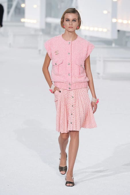 CHANEL 21S RUNWAY FANTASY TWEED VEST PINK 38FR - Image 4