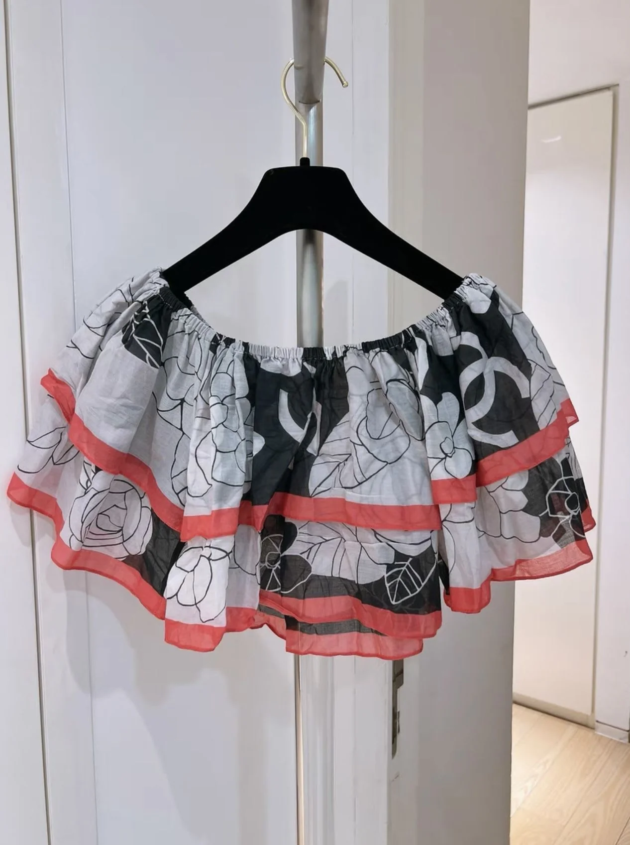 Chanel 21 early spring camellia one-shoulder top - Image 3