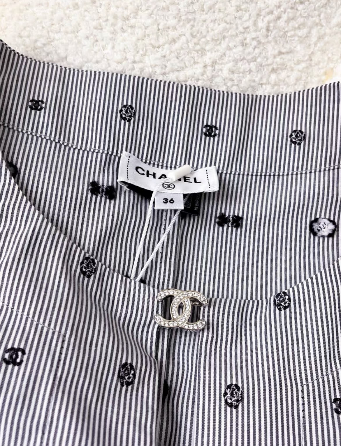 Chanel 24P Grey Polka Dot Full Logo shirt 36FR - Image 2