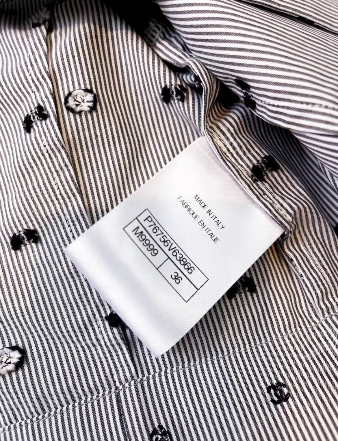Chanel 24P Grey Polka Dot Full Logo shirt 36FR - Image 3