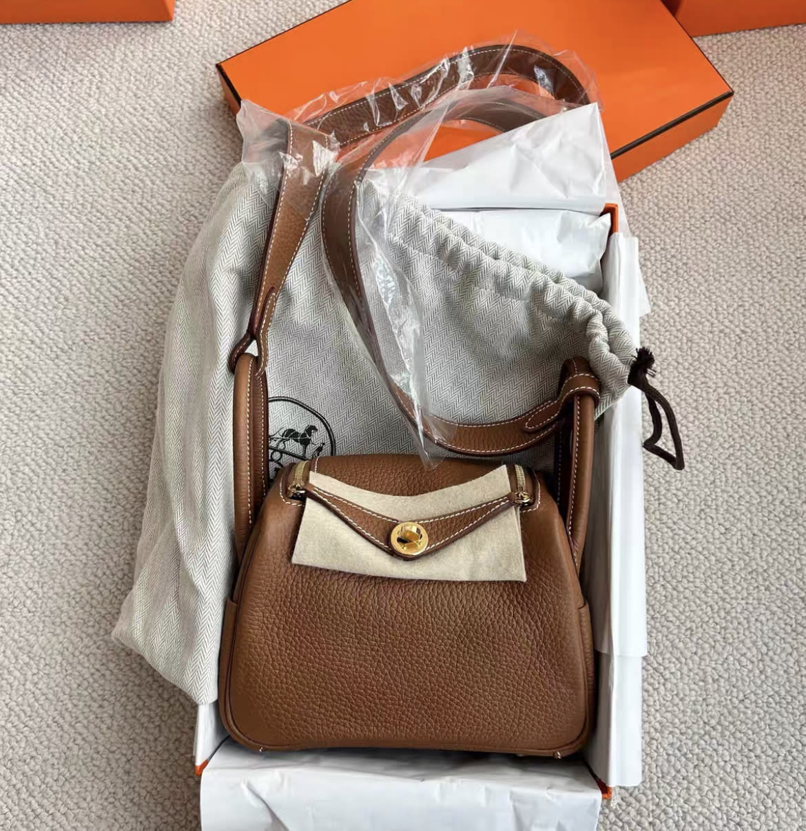 Hermes Mini lindy gold brown gold hardware tc leather W engraved - Image 2