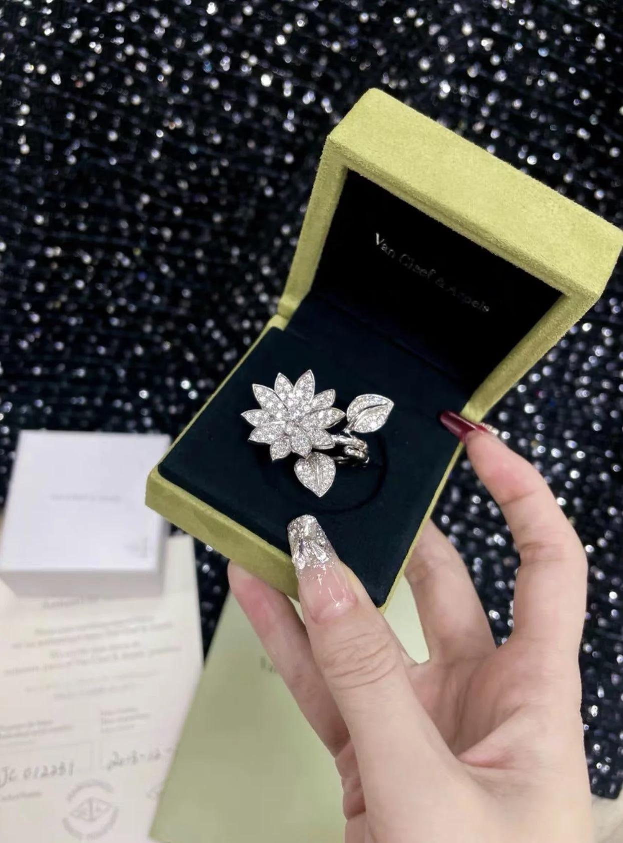 Van Cleef & Arpels Lotus Full Diamond High Jewelery Ring - Image 5