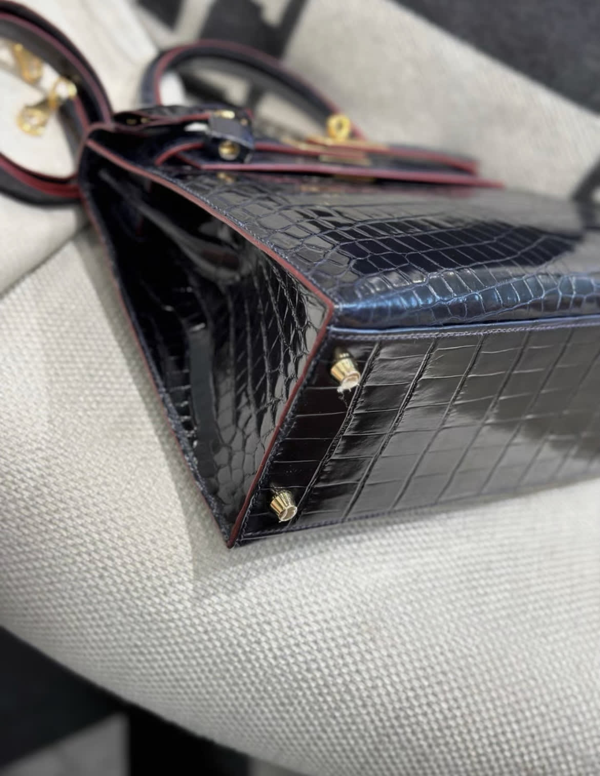 Hermes Kelly28 glossy croco leather dark blue with red edge Stamp X - Image 2