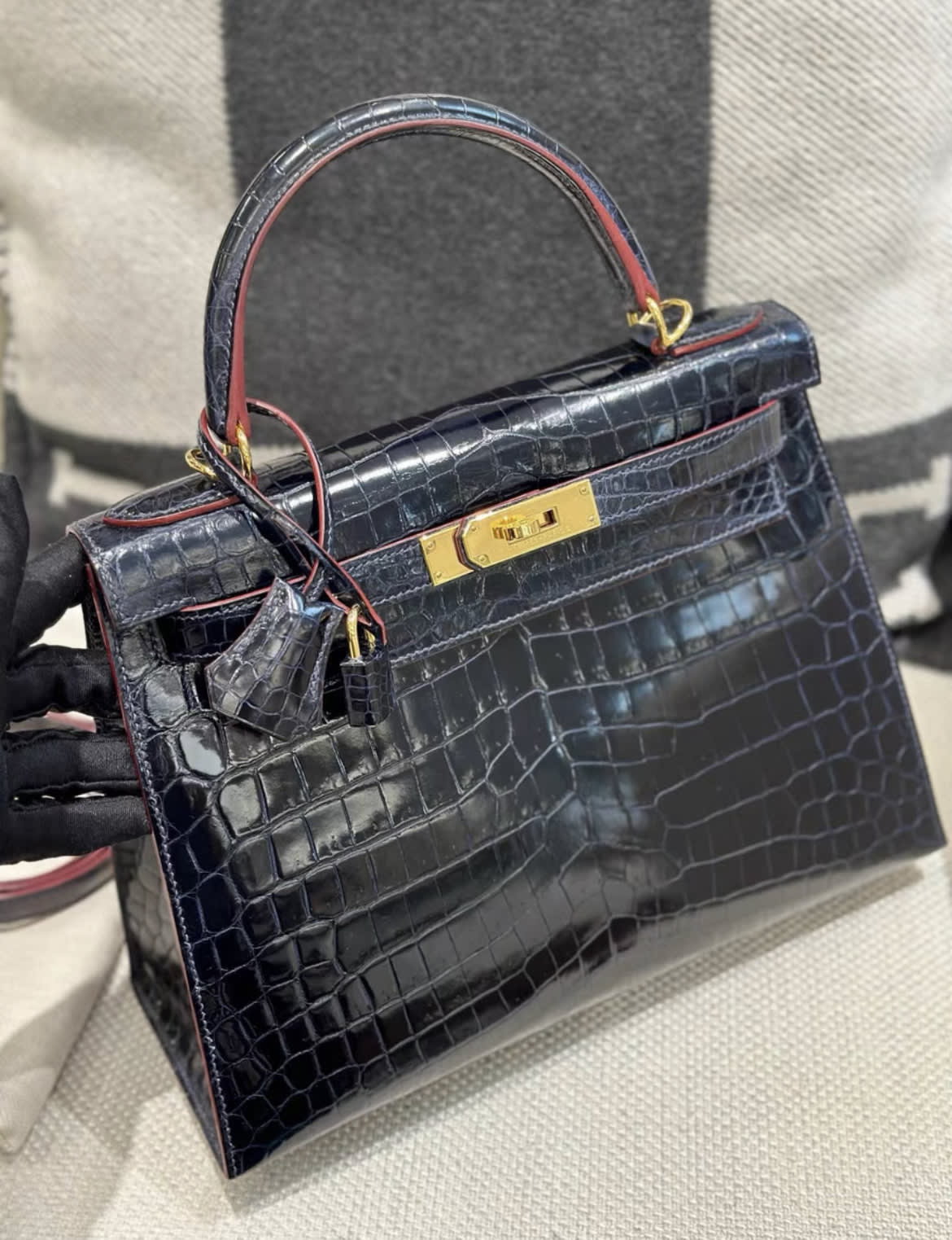 Hermes Kelly28 glossy croco leather dark blue with red edge Stamp X - Image 4