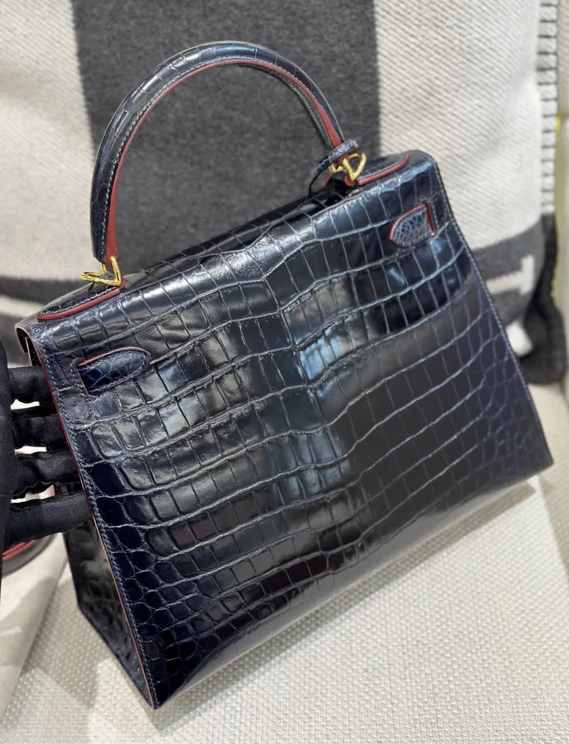 Hermes Kelly28 glossy croco leather dark blue with red edge Stamp X - Image 5