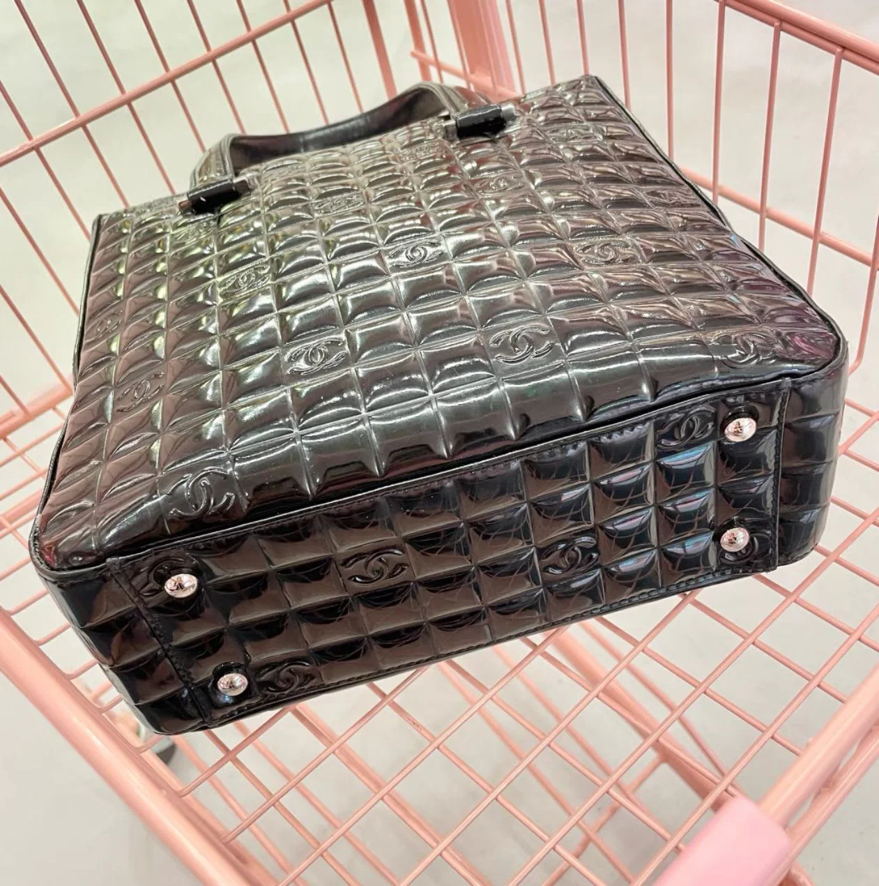 CHANEL CHOCOLATE BAR PATENT LEATHER TOTE BAG BLACK - Image 2