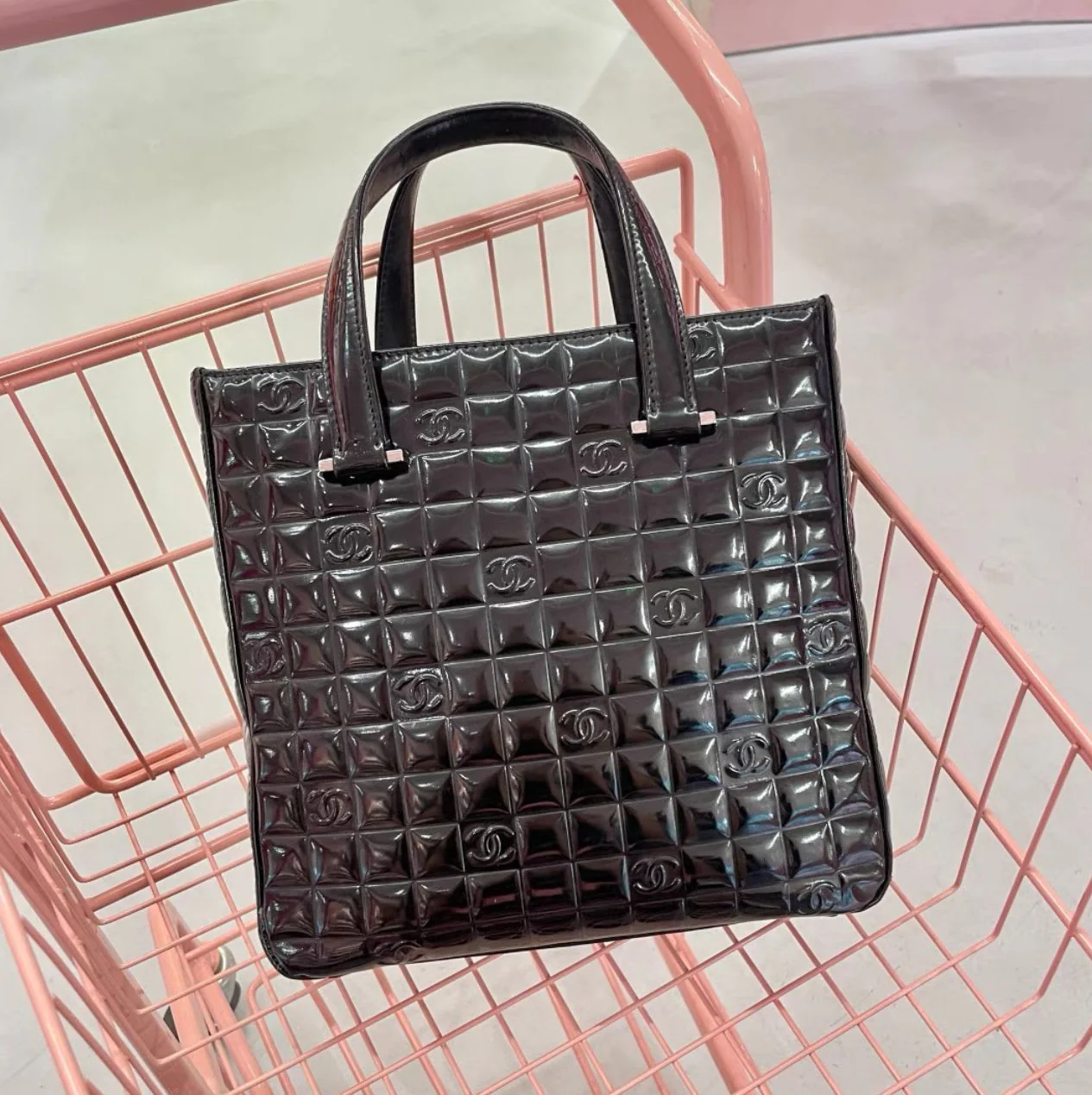 CHANEL CHOCOLATE BAR PATENT LEATHER TOTE BAG BLACK - Image 4