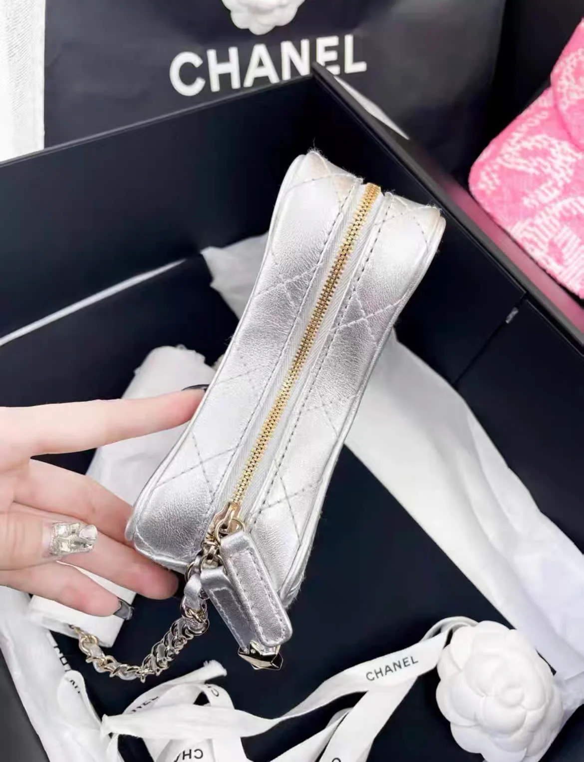 24C Chanel Silver Metallic Lambskin STAR Logo Runway Bag NWT - Image 4