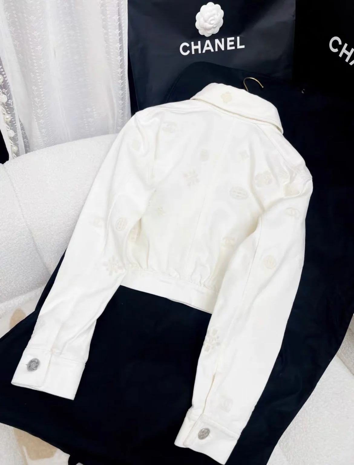 Chanel 21ss White Embossed Denim Jacket - Image 3
