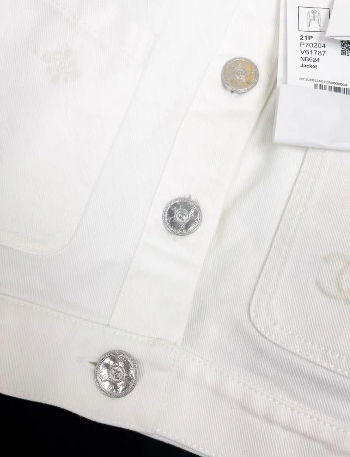 Chanel 21ss White Embossed Denim Jacket - Image 4