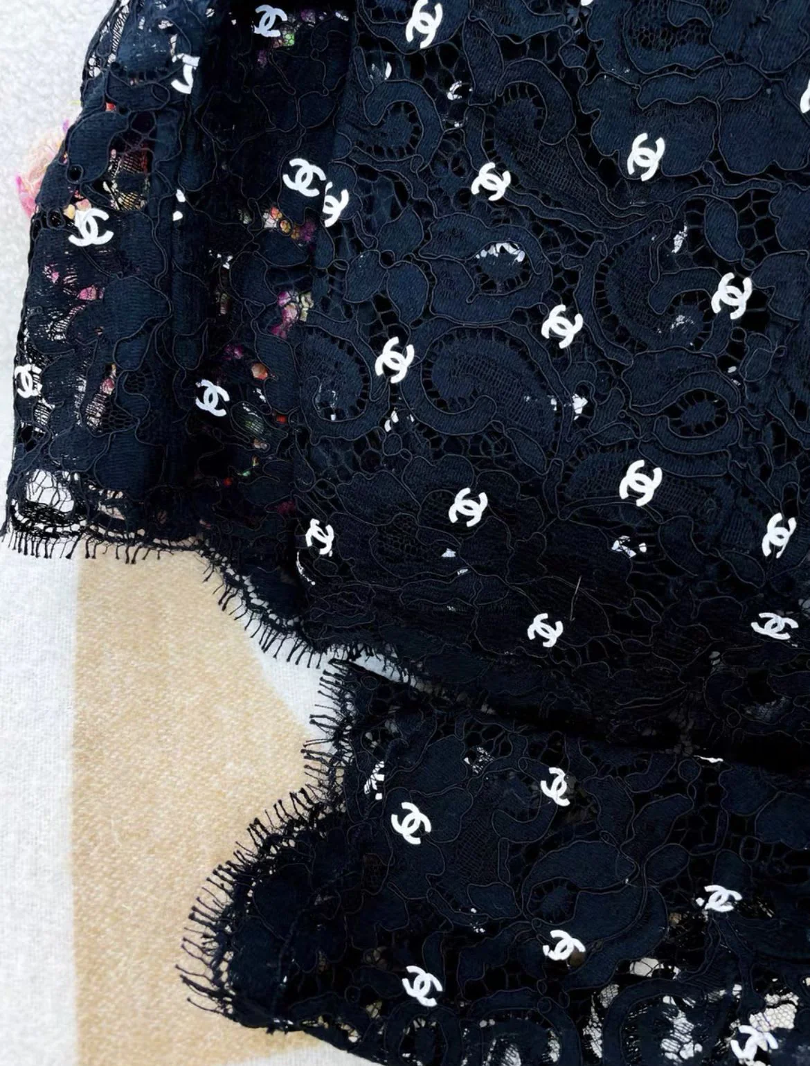 Chanel 20A cc print black lace top - Image 4