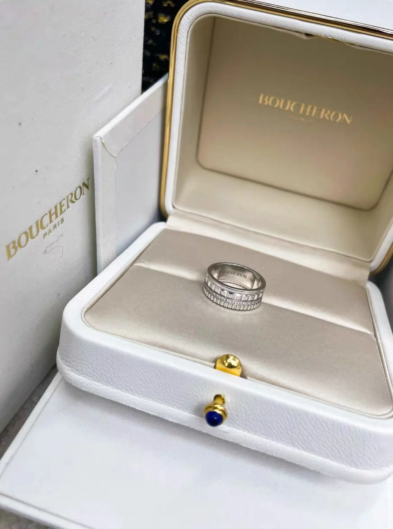 Boucheron Quatre Radiant classic platinum ring with diamonds - Image 4