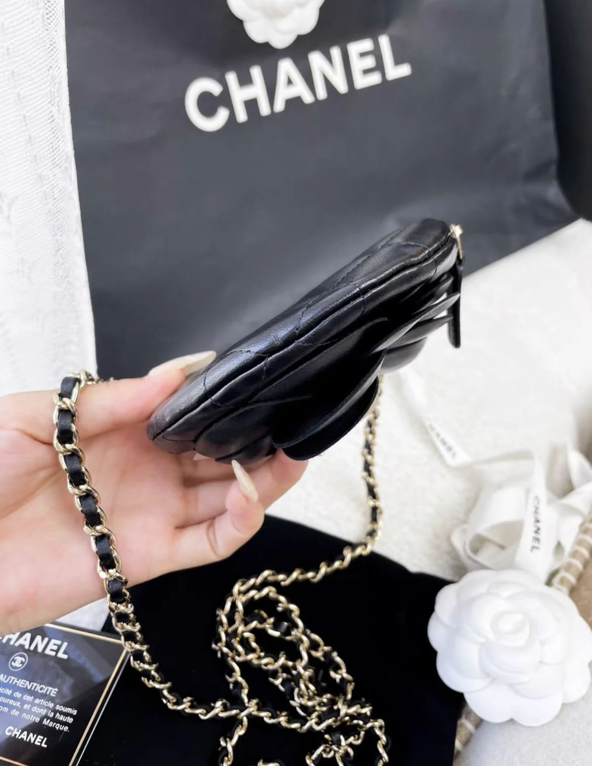 Chanel black camellia round chain bag - Image 3