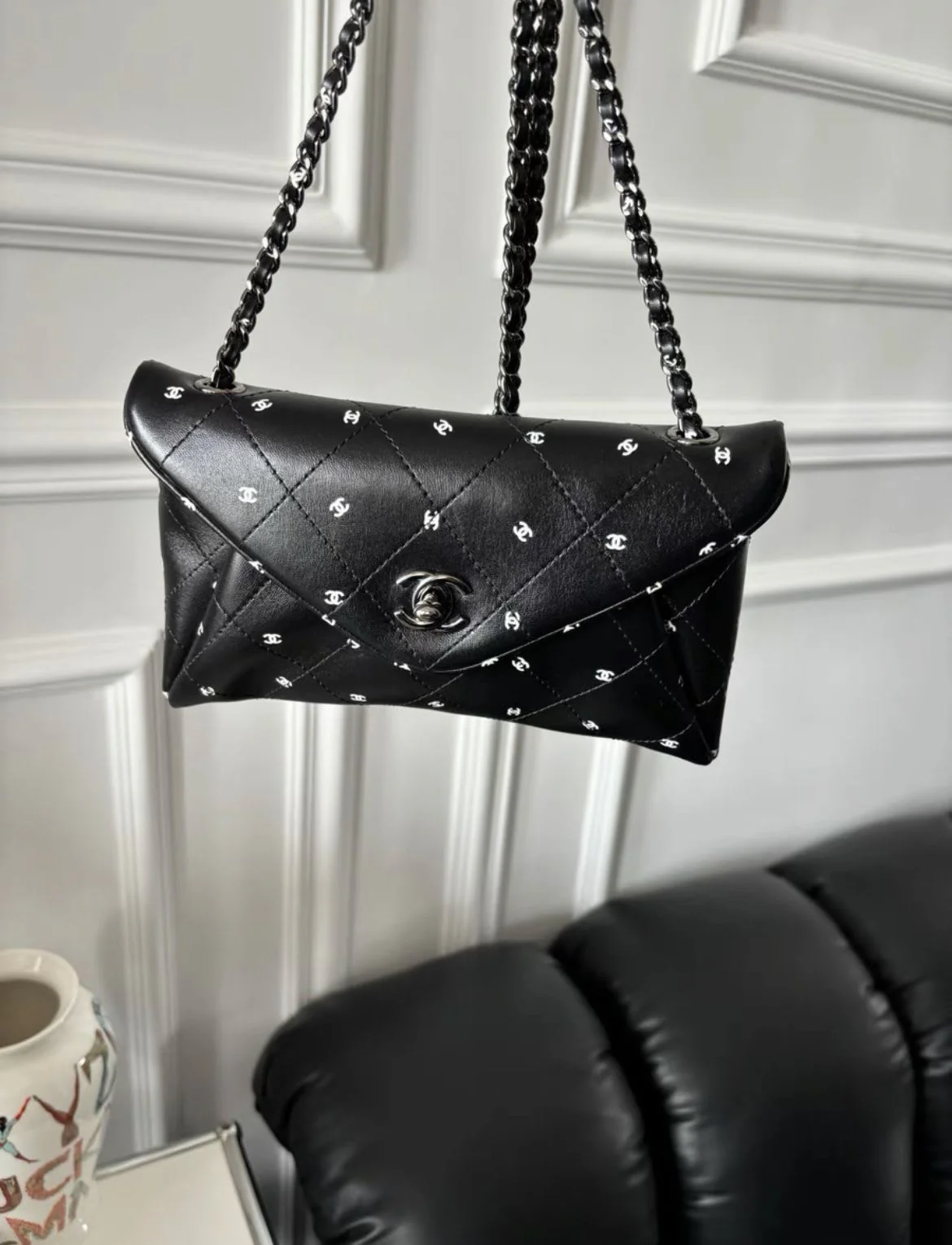 Chanel22 black logo envelope bag