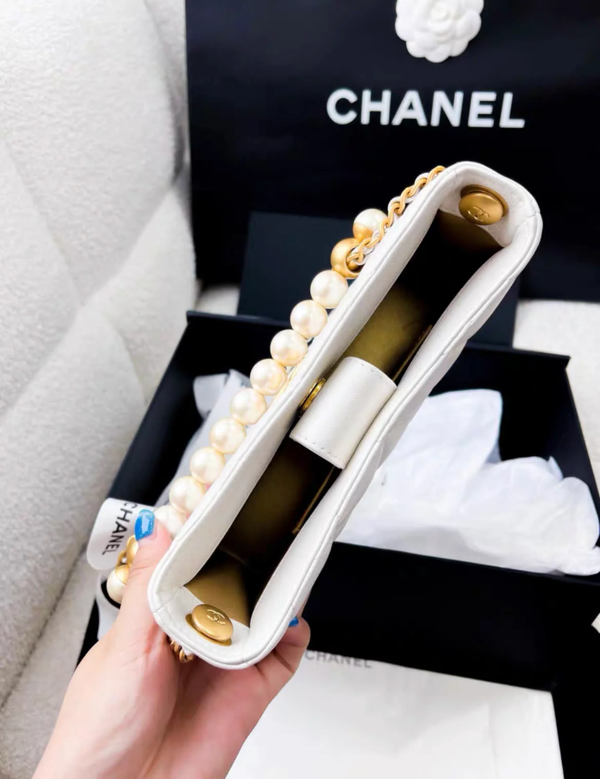 Chanel 24A pearl handle white leather chain bag - Image 2