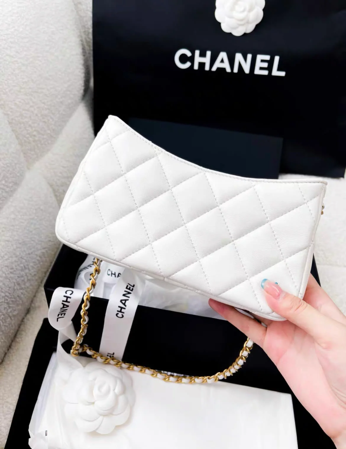 Chanel 24A pearl handle white leather chain bag - Image 3