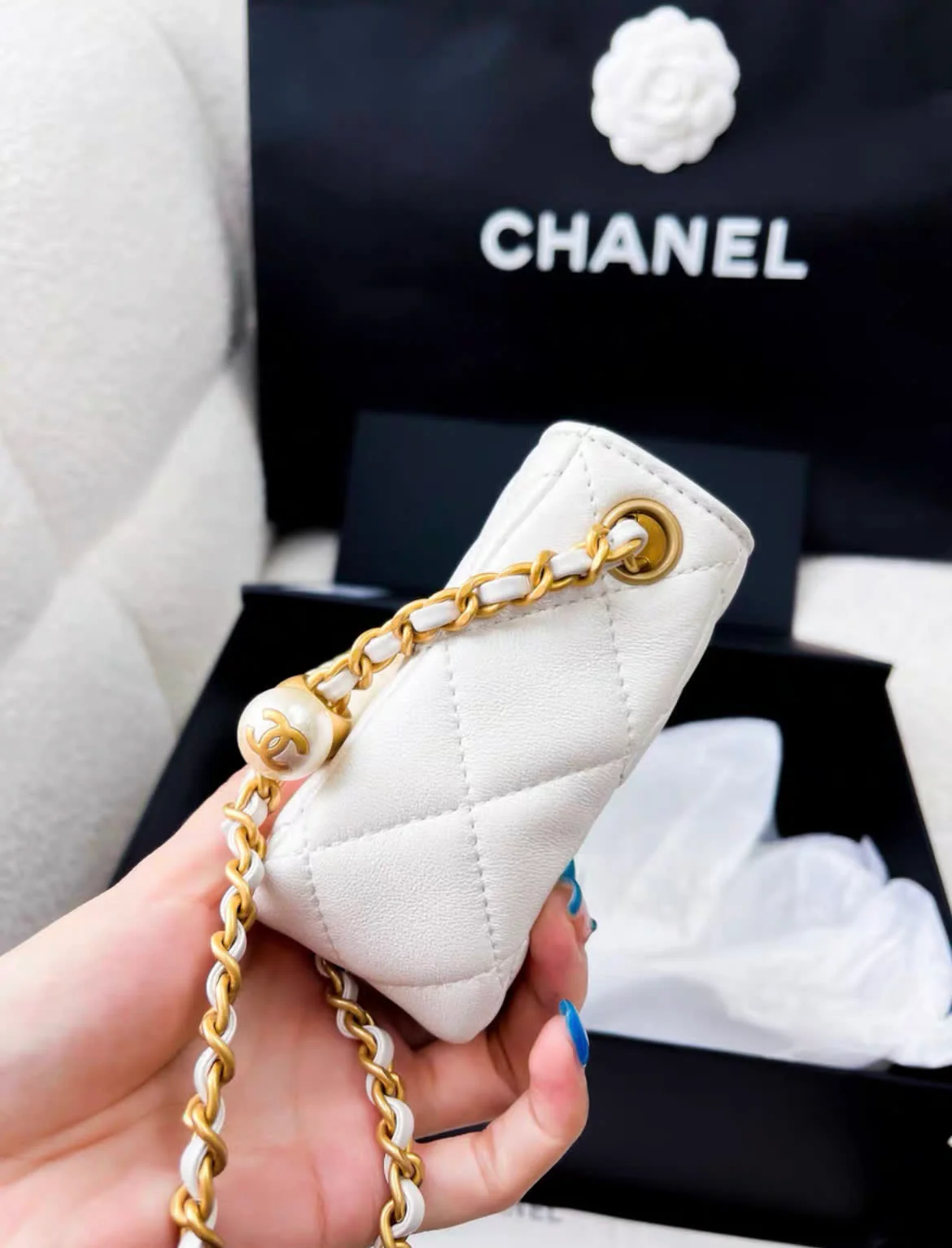 Chanel 24A pearl handle white leather chain bag - Image 4