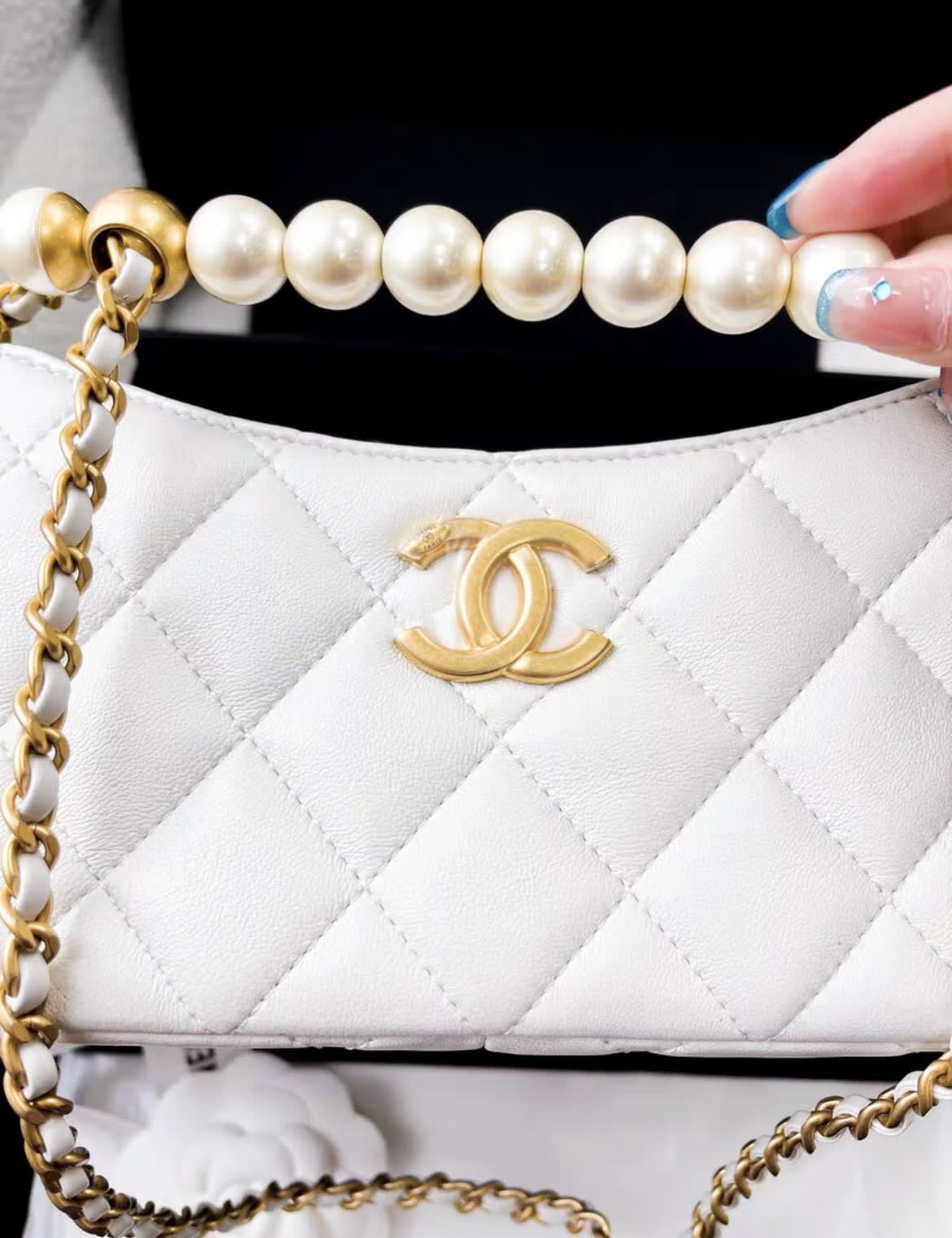 Chanel 24A pearl handle white leather chain bag - Image 5